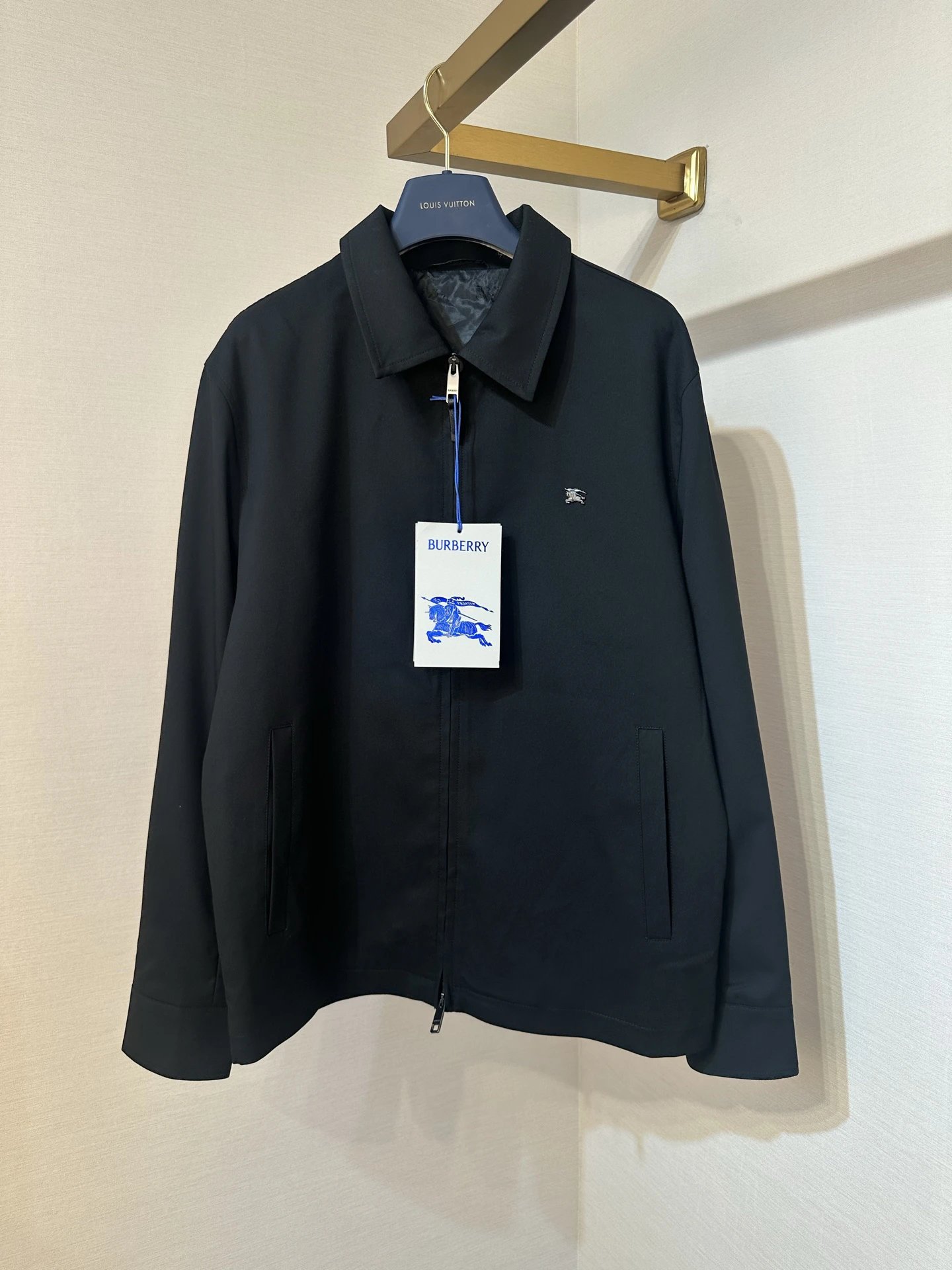 巴宝莉 Burberry Bloomsbury SS26 Bloomsbury 羊纯色徽标刺绣长袖 夹克外套 男款