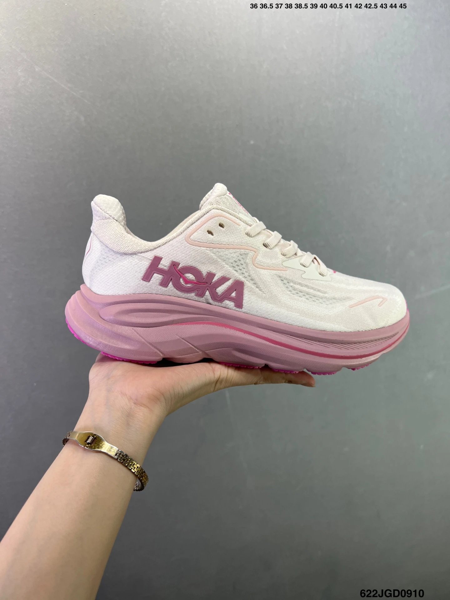 HOKA ONE M CLIFTON 10 机能缓震跑鞋 鞋面部分采用工程网眼面料，可以确保必要的透气性能