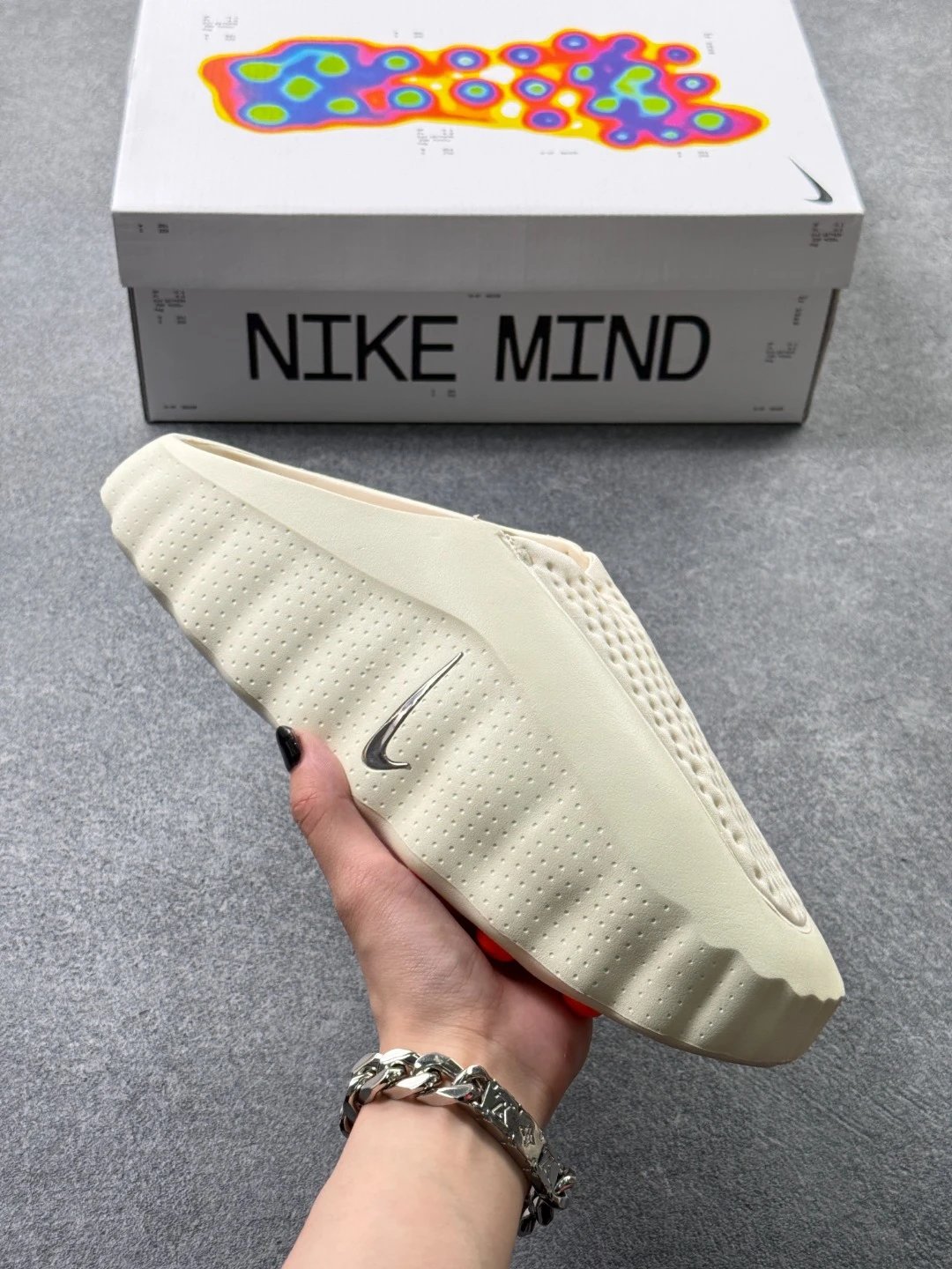 特价 （工厂套现） Nike Mind 001 耐克 黑色 足底按摩科技风包头拖鞋专为室内外综合训练打造 整体以红色为主，鞋面是穿孔的透气织物材质，侧面装饰着闪亮的金属铬迷你Swoosh Logo，简
