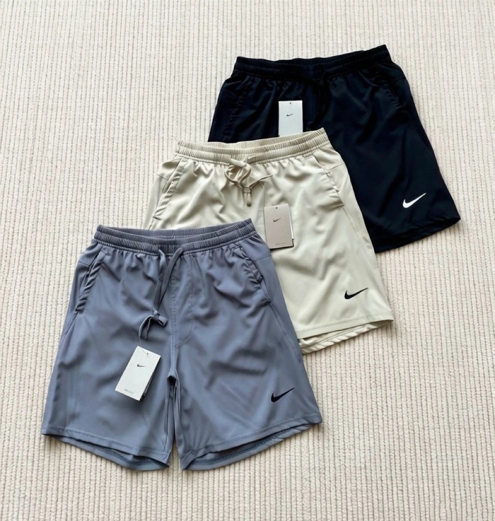 Nike Dri-FIT Form 男子速干梭织是一款主打运动+日常双场景的高人气单品 采用轻薄的梭织聚酯纤维面料，自带导湿排汗功能，出汗后能快速蒸，保持干爽不
