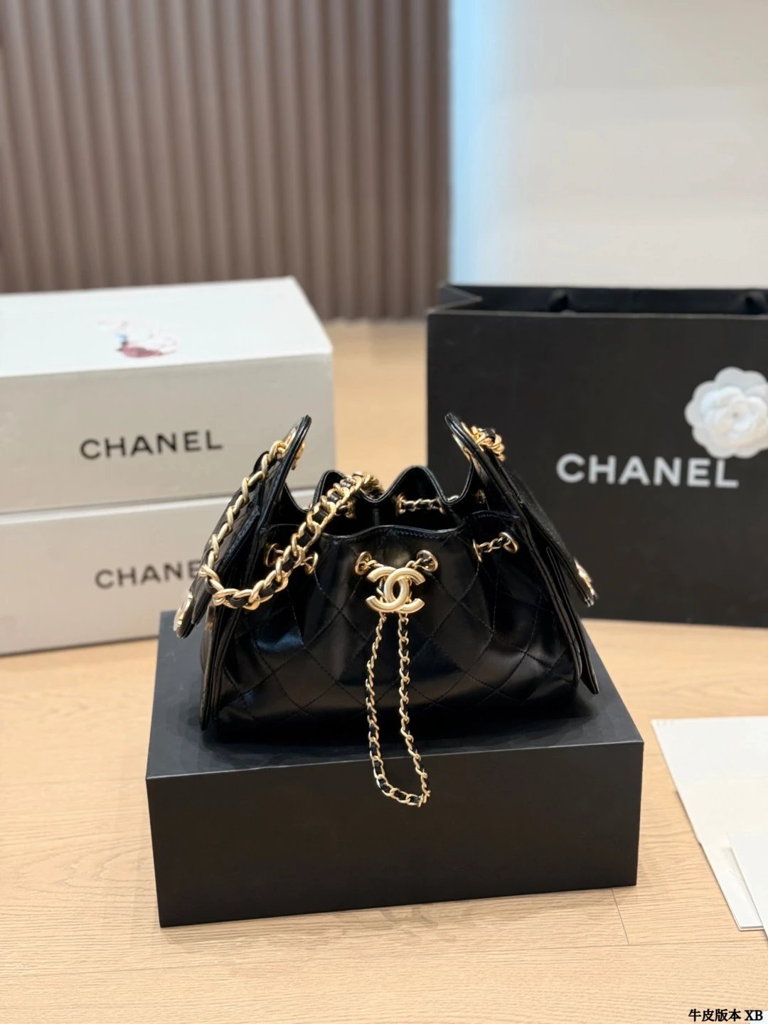 牛皮版本 Chanel 25s 牛皮hobo流浪包 香奈儿 Chanel 牛皮刺绣购物袋出货超级柔软，亲感特别好内里采用同质量牛皮料超级好物，等你来背尺寸 22