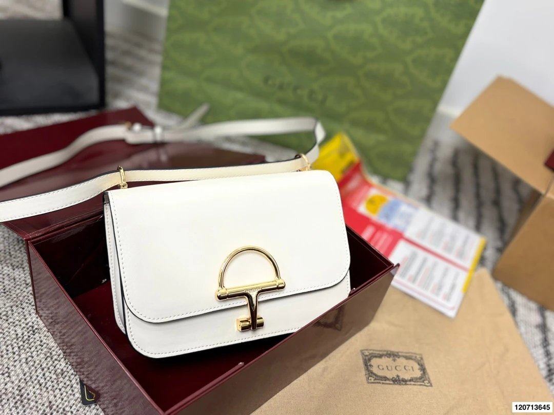 礼盒包装 Gucci Siena系列背包延续了Gucci经典马衔扣这一标志性元素的演变这款肩背包选用精细光面皮革匠心打造，挺括造型融蕴源自20世纪70年代的半马