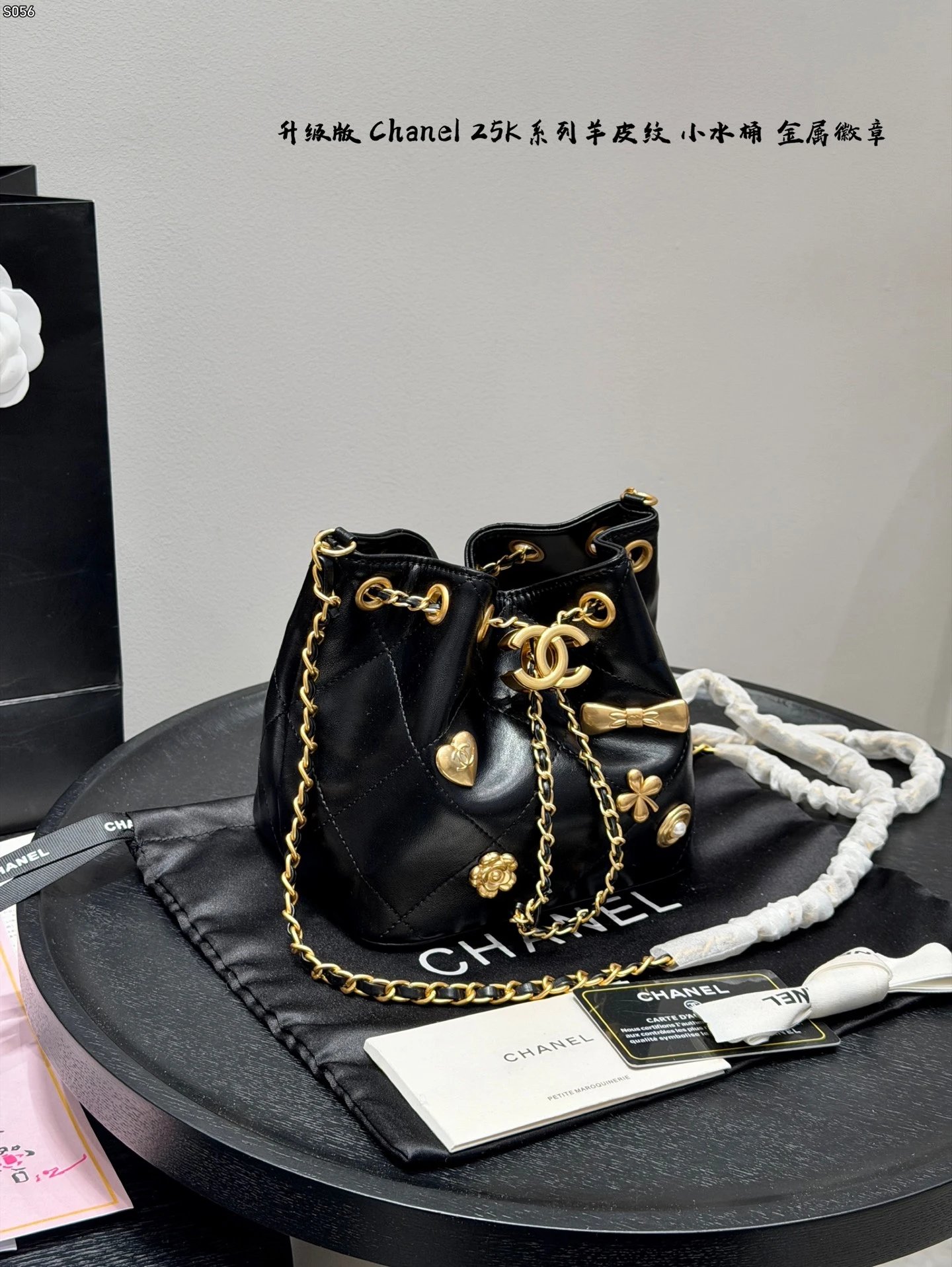 礼盒包装 CHANEL香奈儿25K系列麂皮小福袋麂皮绒搭配金属链条肩带超有质感包身蝴蝶结，心形，山茶花金属徽章点缀，细节满分!抽绳束口设计 麂皮柔软，秋冬搭配超