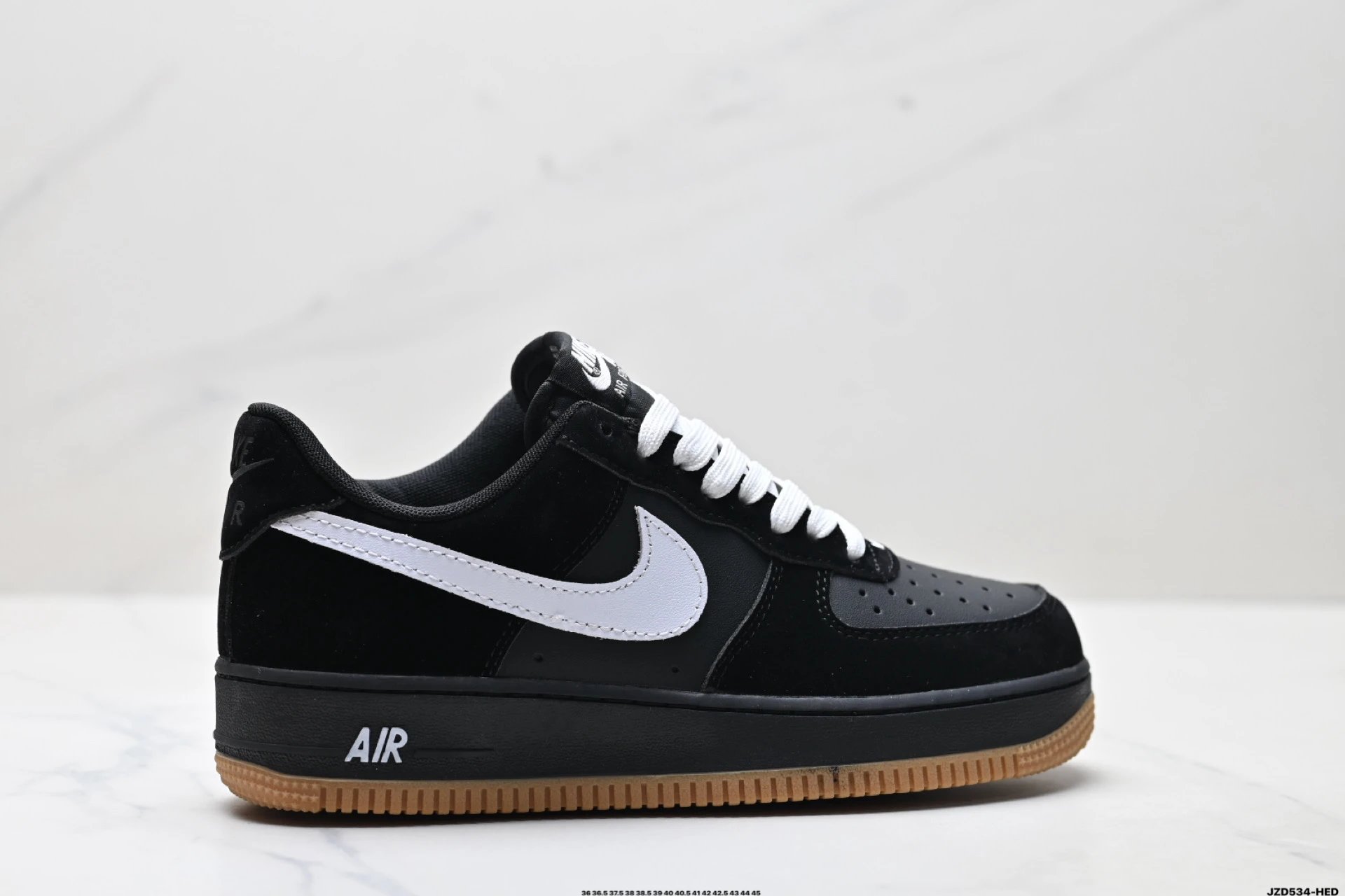 公司级 AIR FORCE 107低帮百搭休闲运动板鞋柔软、弹性十足的缓震性能和出色的中底设计，横跨复古与现代的外型结合，造就出风靡全球三十多年的Force 1