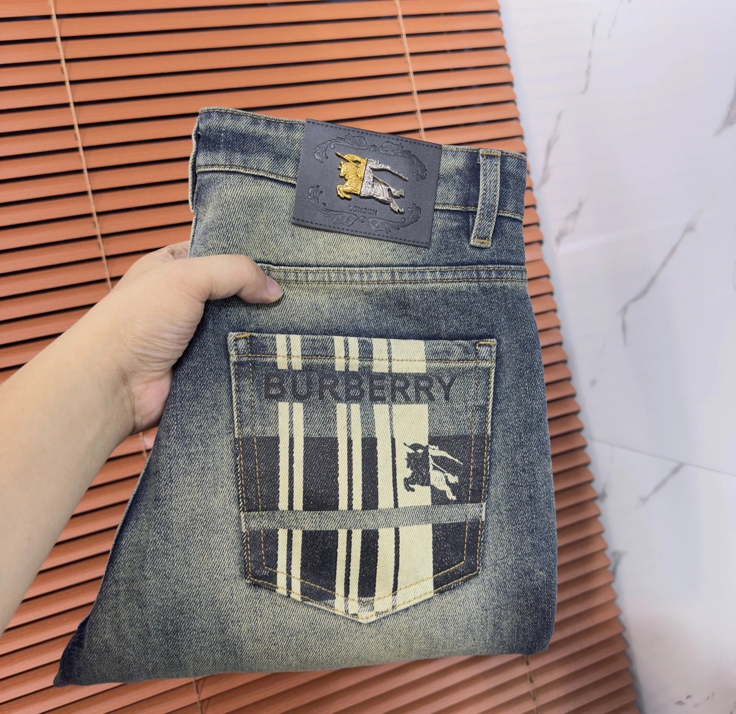 BURBERRY 巴宝莉 26年新款牛仔裤专柜热销款 品味与价值共享 身穿着非常舒适 低调不失奢华 穿出去非常有档次,裤型款式和裁剪亦无需多言 上身精致跃然.真正一等一顶级质料 真正殿堂级的休闲裤,选