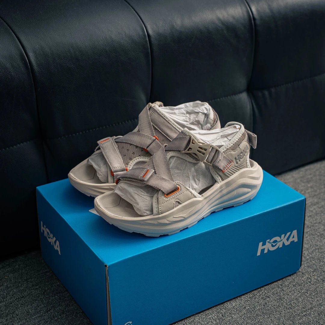 核心自减 H版 Hoka One M INFINI HIKE TC 户外机能山地凉鞋 鞋型从外观就给人强烈的户外机能感，粗犷率性的厚底设计，继承了 HOKA ONE ONE 跑鞋 DNA