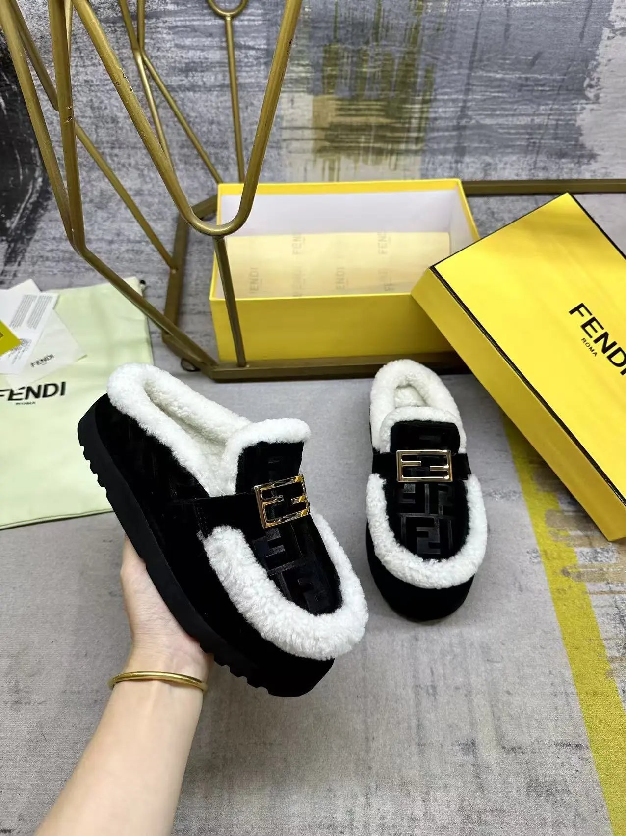 FENDI最新休闲圆头平底半拖鞋