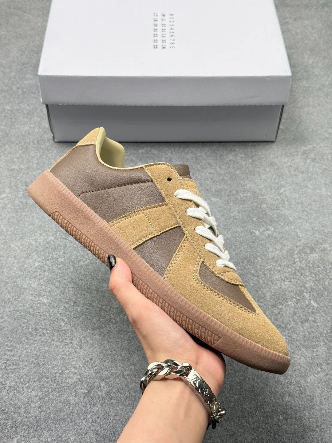 Maison Margiela Replica Sneakers 德训 马吉拉咖啡色，复刻 1970 年代德军军用训练鞋（正统德训原型），T 型鞋头、麂皮 + 光面皮革拼接；生胶焦糖外底、米白做旧棉鞋