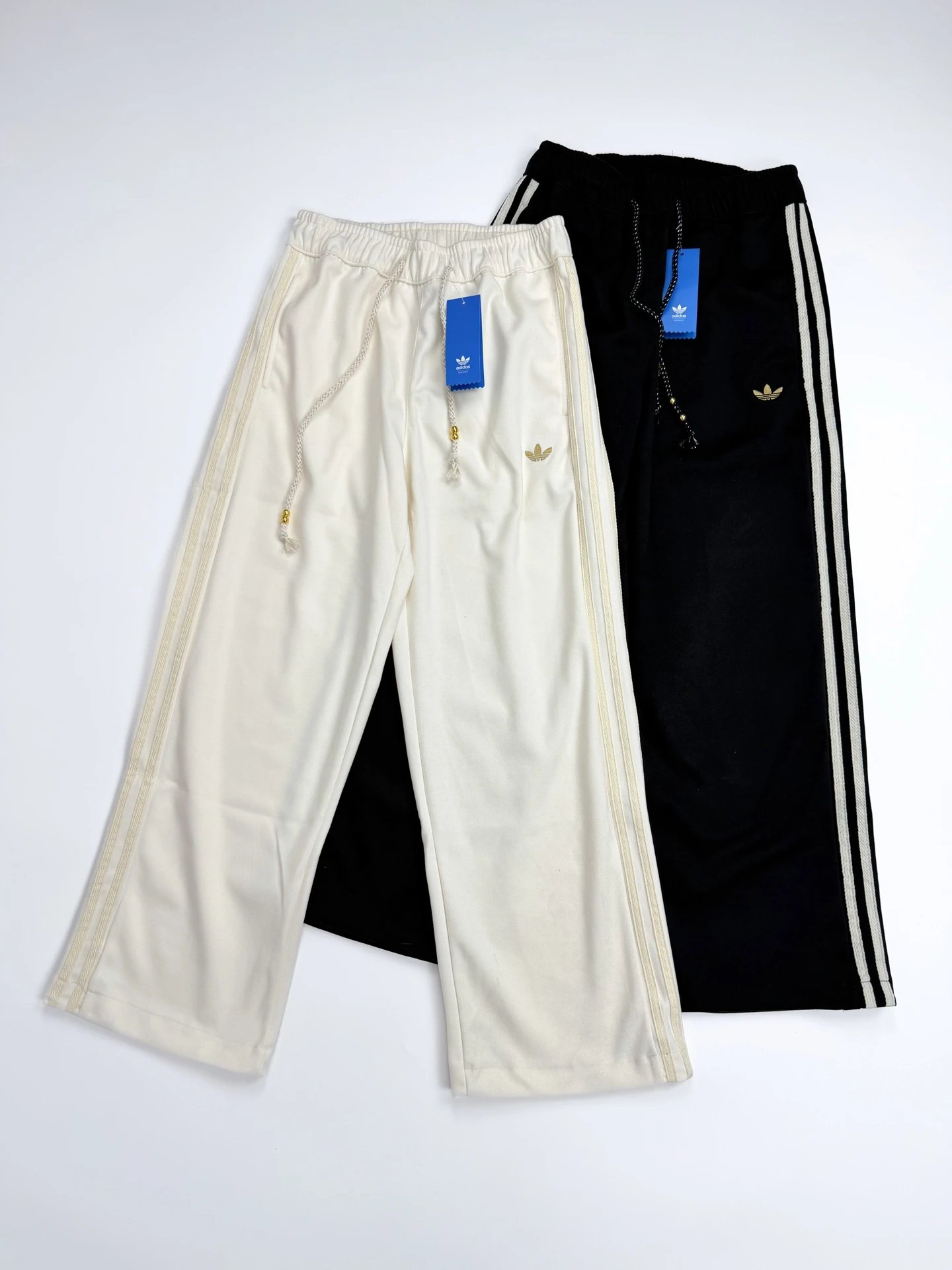B215 adidas originals TROUSERS 马年限定 CNY新年款 宽松系带运动中腰休闲裤 经典三条杠+中国结刺绣，把复古国风和运动感玩明白了！ 经典三叶草DNA：侧边标志性三条杠+