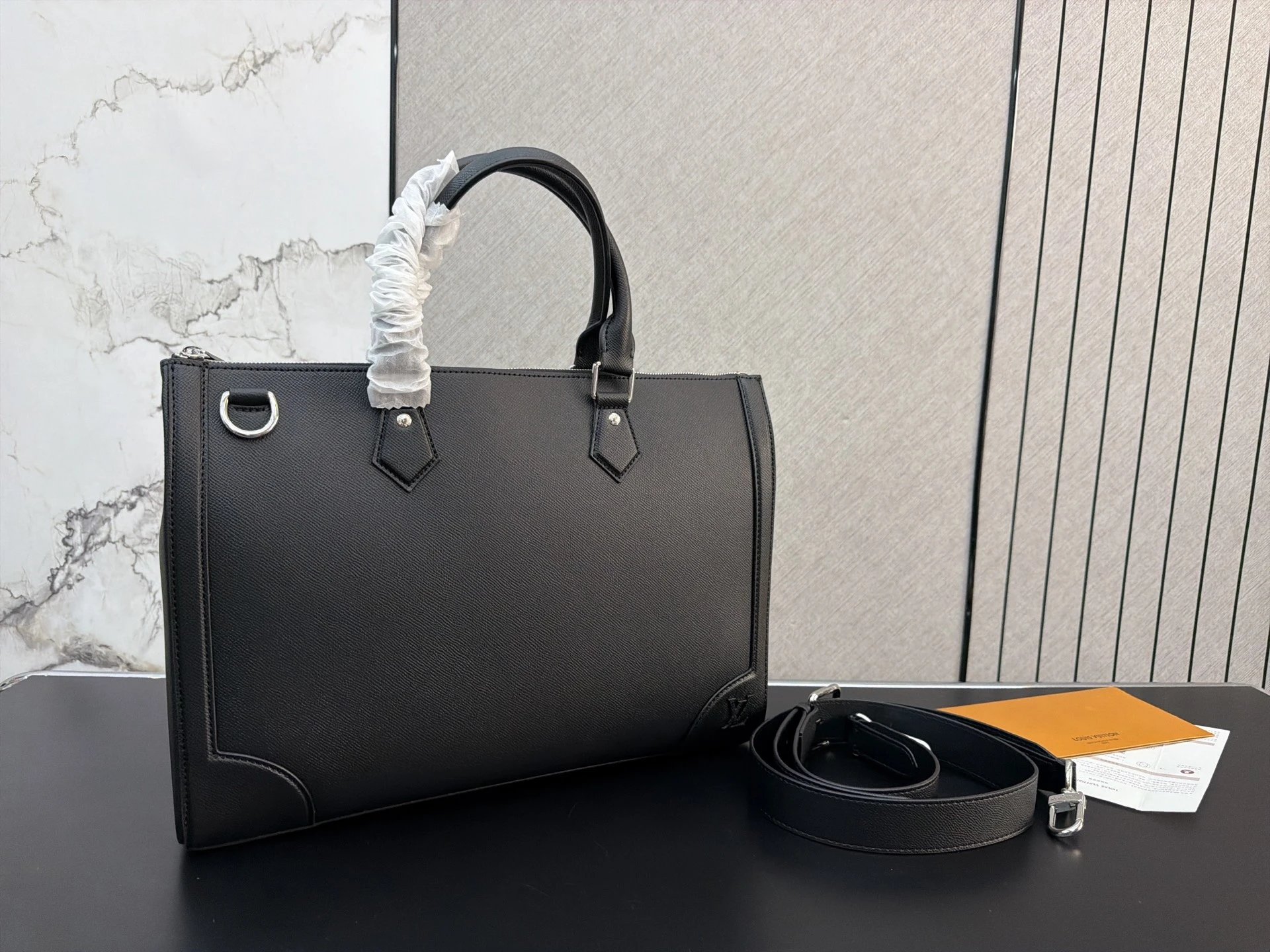 Louisvuitton lv SLIM 加固边角 可调节肩带 牛皮 公文包 单肩斜挎手提包 电脑包 实物拍摄 原厂原版面料 配送防尘袋 29 x 40 cm