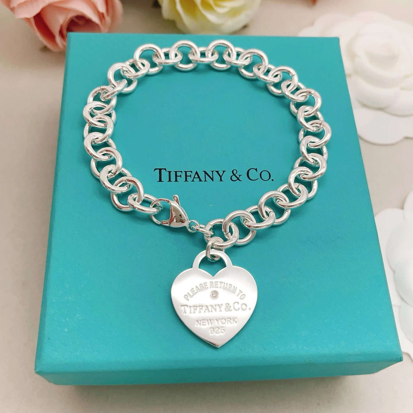 原厂原单高品质配包装盒 65TS048 【Tiffany*帝芙尼最新款银色单钻爱心手链】一致Z黄铜材质，非常的上镜设计很特别值得入手高级手工坊系列