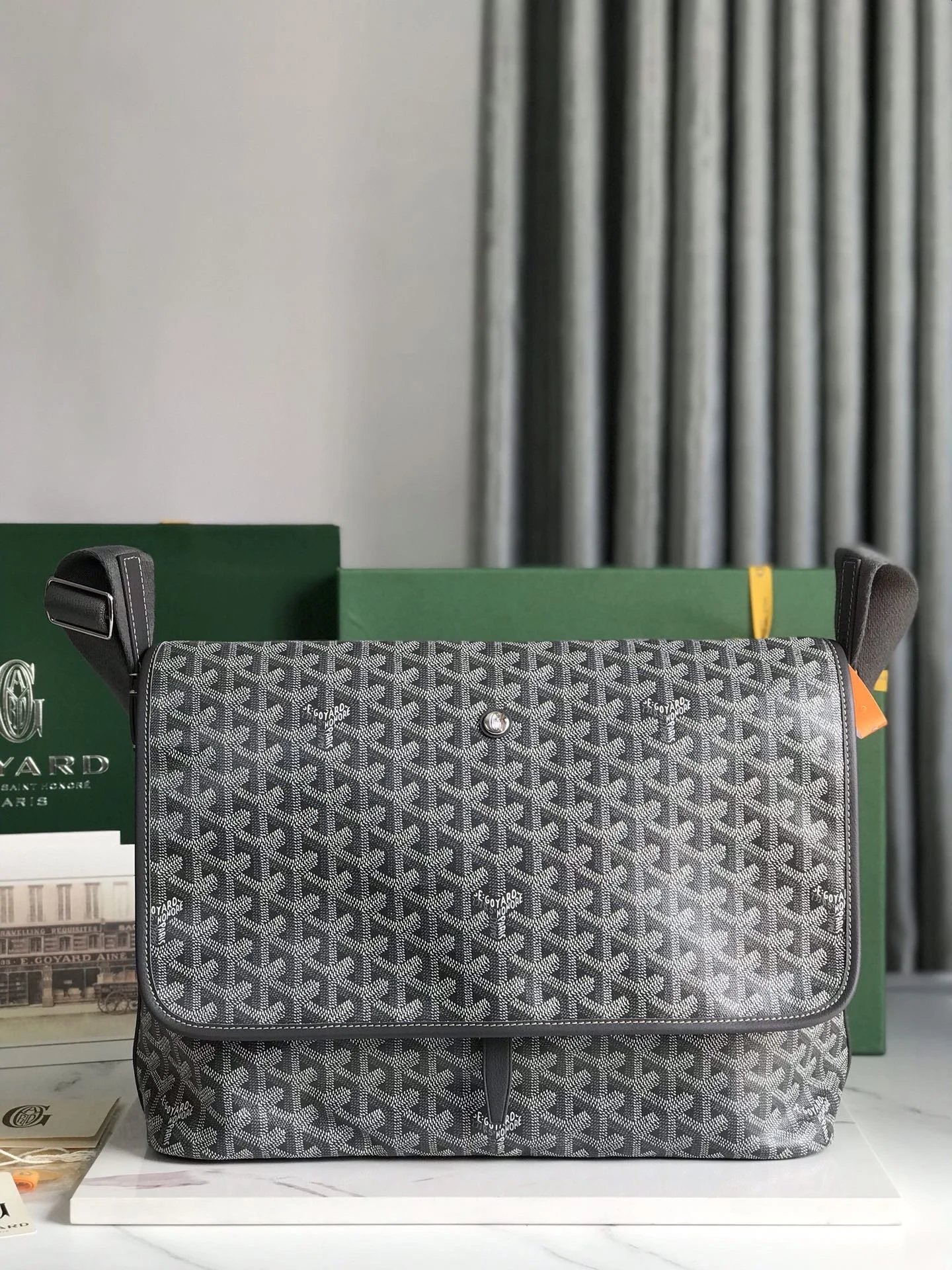 灰色Goyard Citadin邮差包 大容量包型独特又简约的款式，翻盖开合实用大气的经典设计，既可作为公文包用于商务外出，休闲日常出街也保持低调时尚的风格，舒适的粗宽边肩带，任意切换斜挎单肩怎么背都