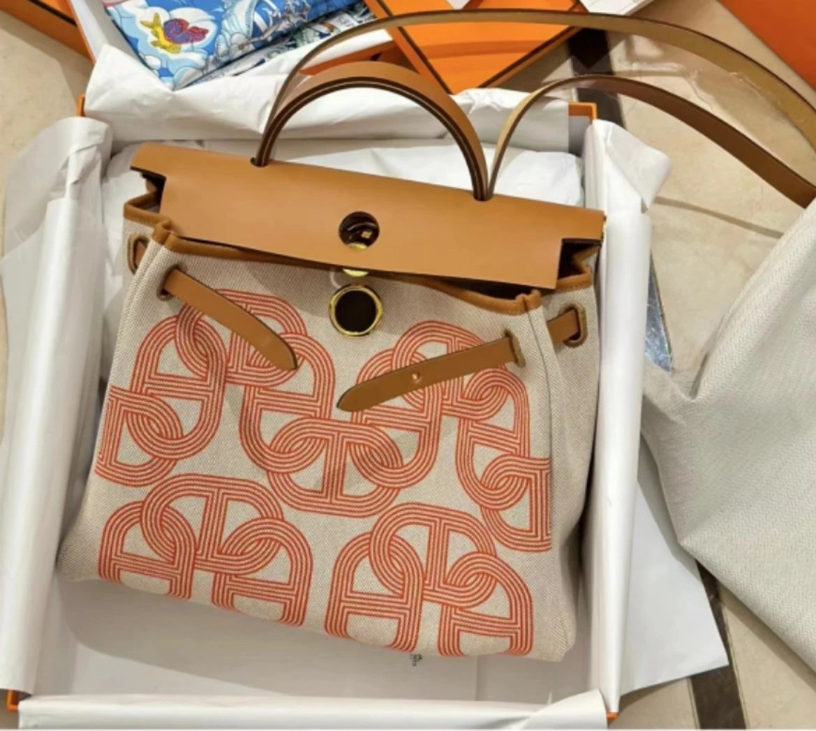 网红色Herbag 31Cm 新高级版本 实拍 细节图（男女神通用版 最学院派的包袋 神名：她的包）比原型Kelly多了一个后附袋 但比全皮轻便 整个包是可以全部拆卸分散 方便清洁 非常适合（男女神）
