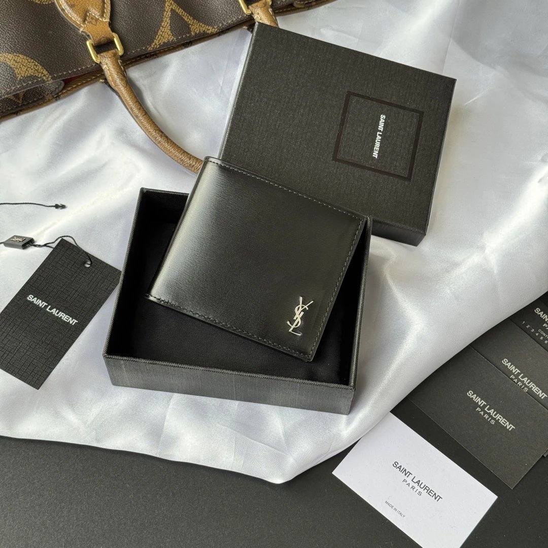 ysl 男士钱包 黑色牙签纹 牛皮 内里可放卡片 大钞 牛皮制作 MONOGRAM对折钱包，饰以金属YSL字母标志