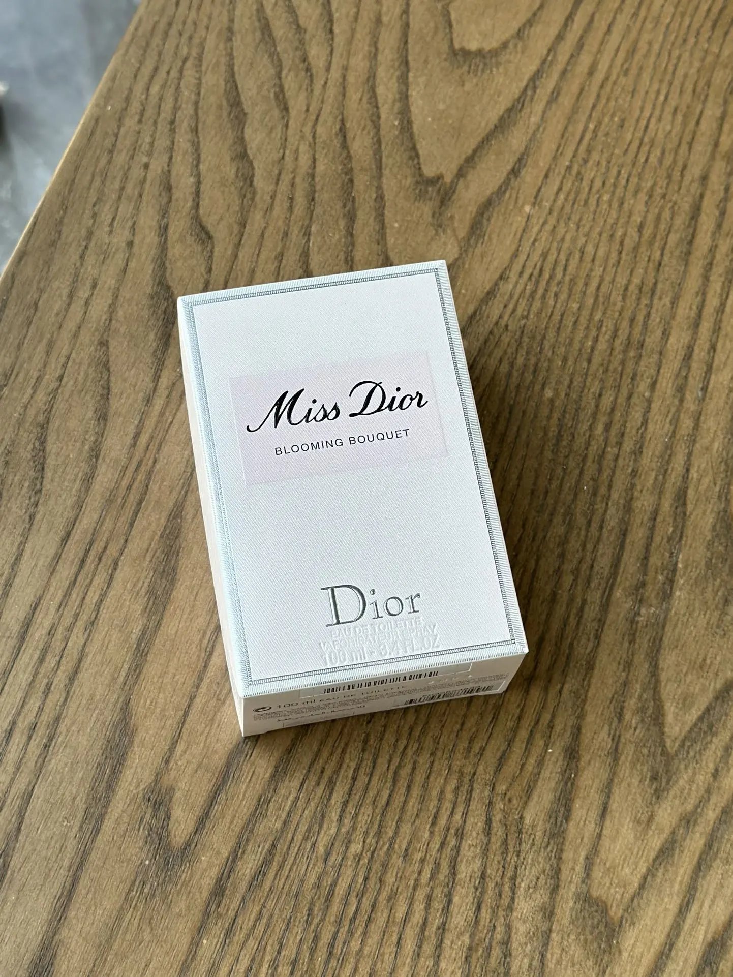 代购品质 Dior迪奥 MissDior迪奥小姐花漾淡香型香水 Miss Dior 是第一个也是唯一一个！时装与香氛同时诞生的系列，是市面上首款时装香氛，她是一款充满爱的香氛～Miss Dior 系列