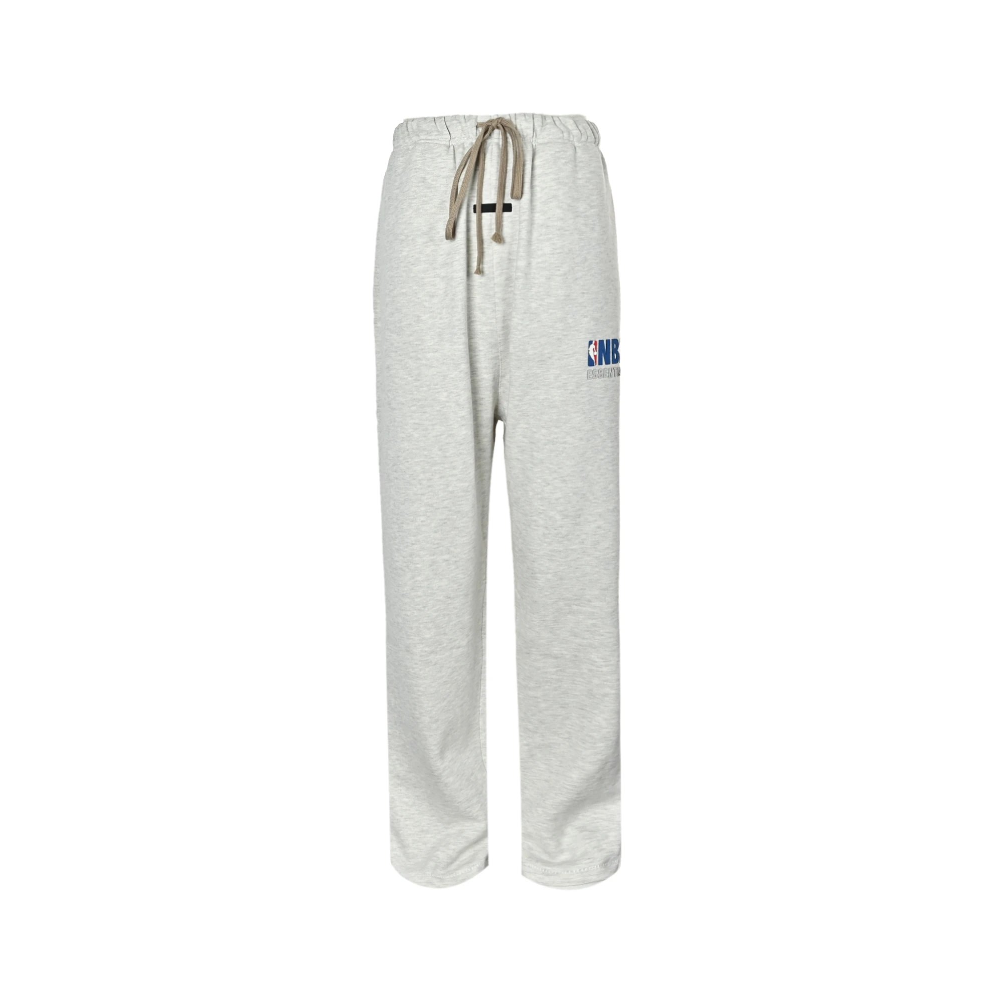 本地自取： Fear of God & NBA fog联名系列长裤 与 Essentials 简洁的品牌字体相互映衬，袖口、下摆全部包边处理、400克水洗加绒面料不缩水、不变形、触感柔软亲肤， 如同给