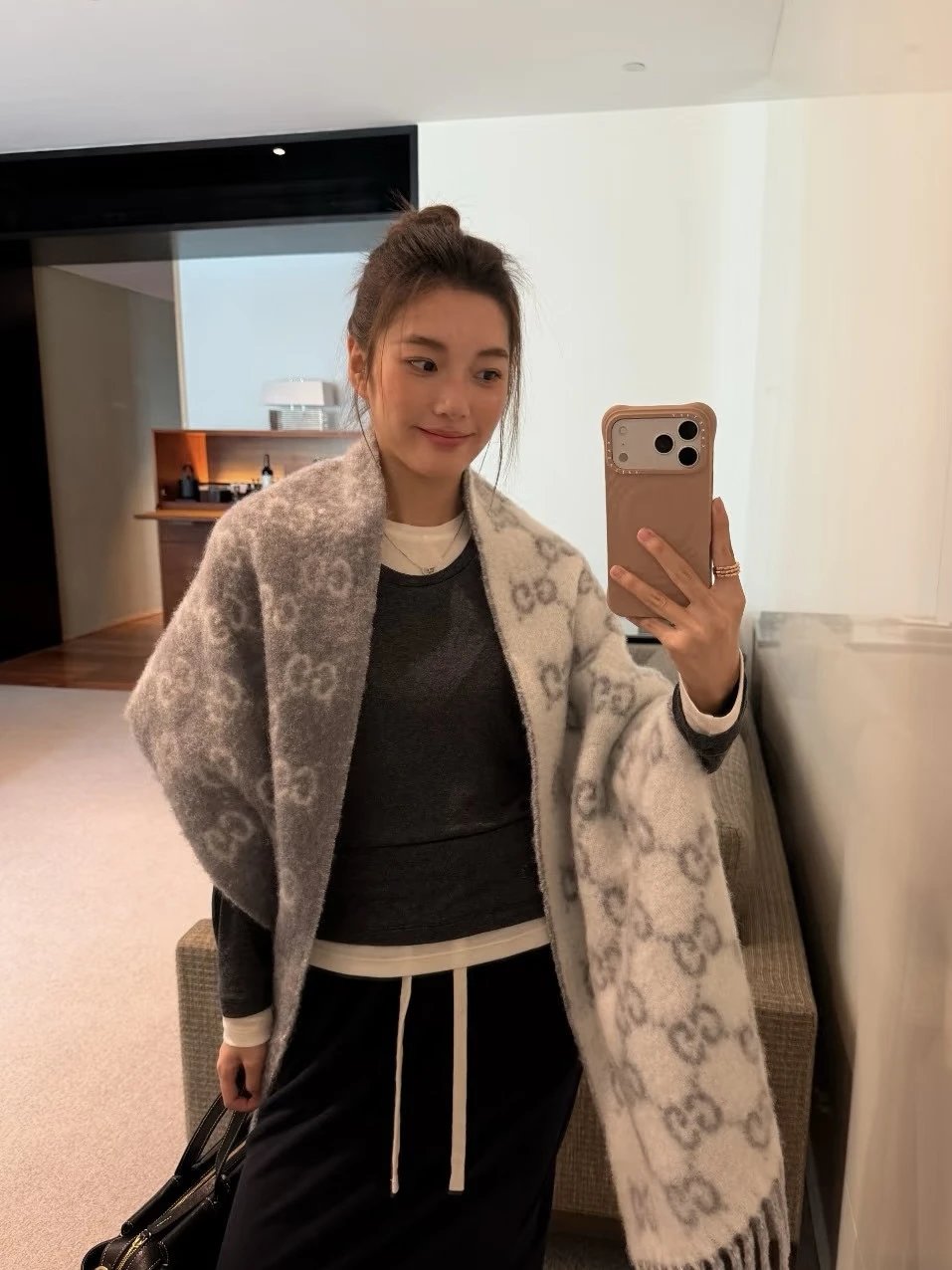 高品质 原单对版质量Gucci渐变色围巾＂2026早春系列女士软配饰焕新诠释品牌标志性图案