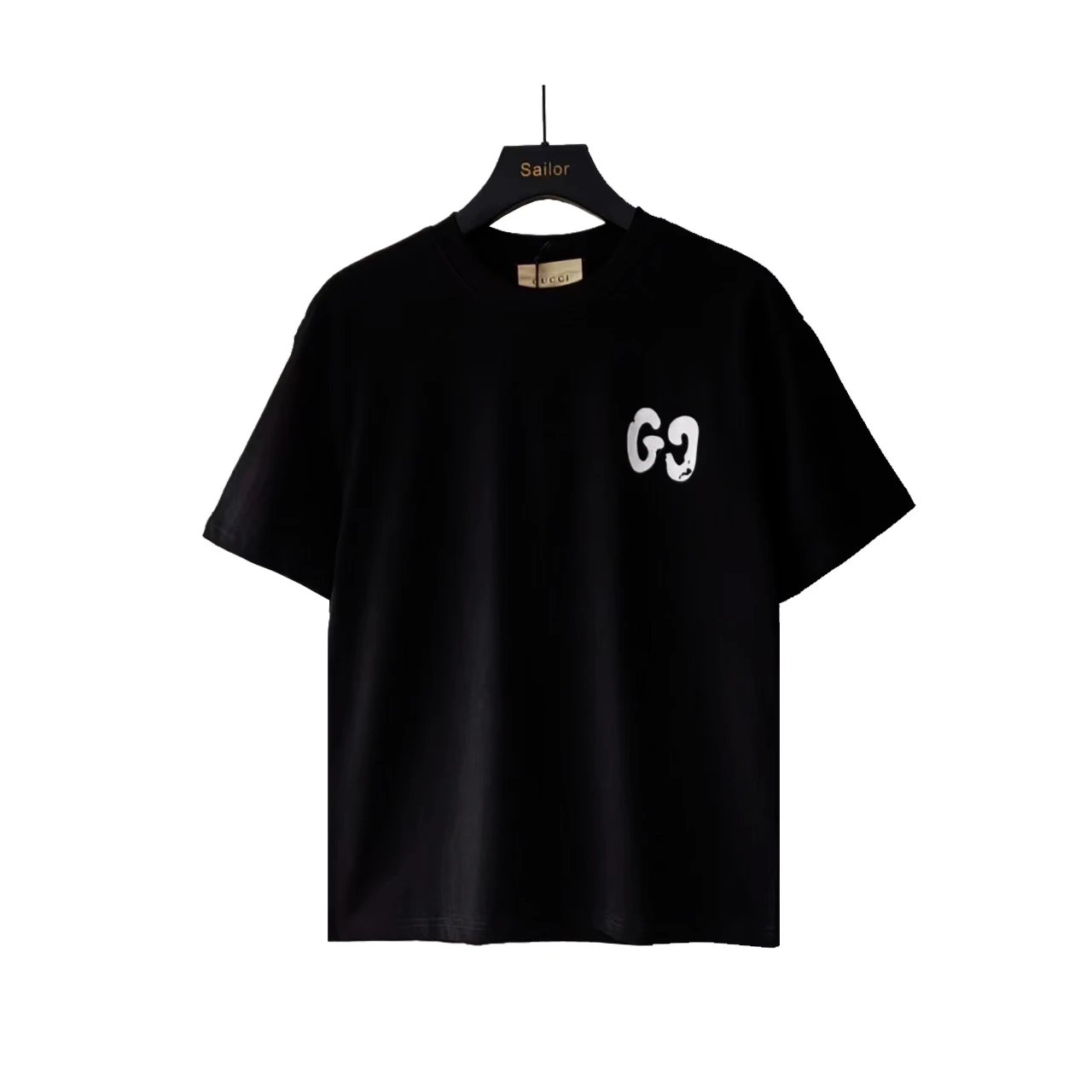 高版本 本地自取 实拍细节图+尺码表 Gucci/古驰 24SS涂鸦手绘双G印花圆领T恤 选用客供定制针织100%纯棉面打造,面料手感细腻，厚实有质感的纯棉布 高密度的机织工艺，如棉絮般柔紧致舒适 有