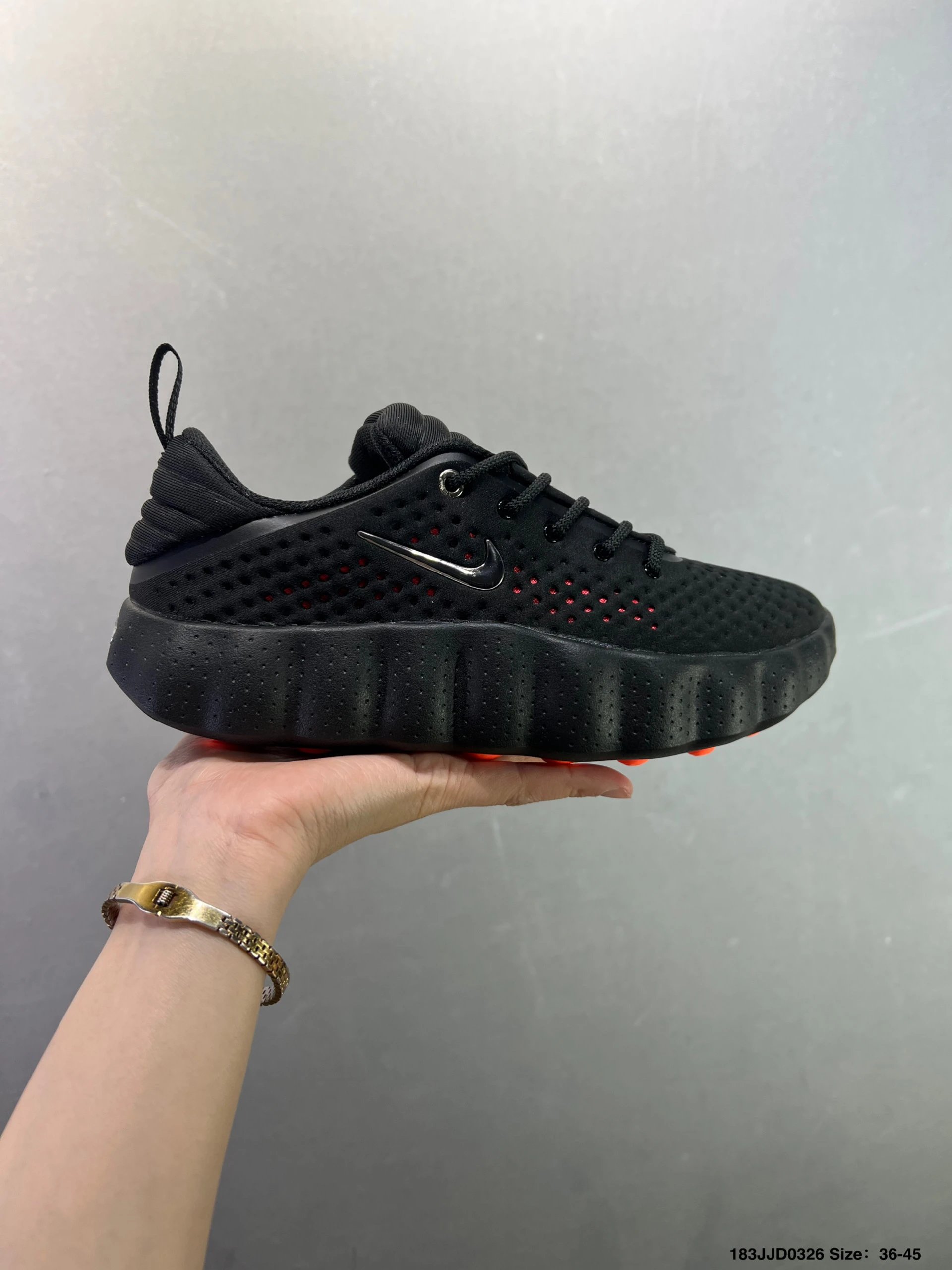 耐克Nike Mind 002 舒适耐穿 透气 训练鞋男女款 透气孔洞、品牌徽标、拉环以及标志性的压力舱系统等元素，在侧身、鞋舌、后跟和外底等位置巧妙布局，不仅美化了鞋款造型，更强化了其功能性