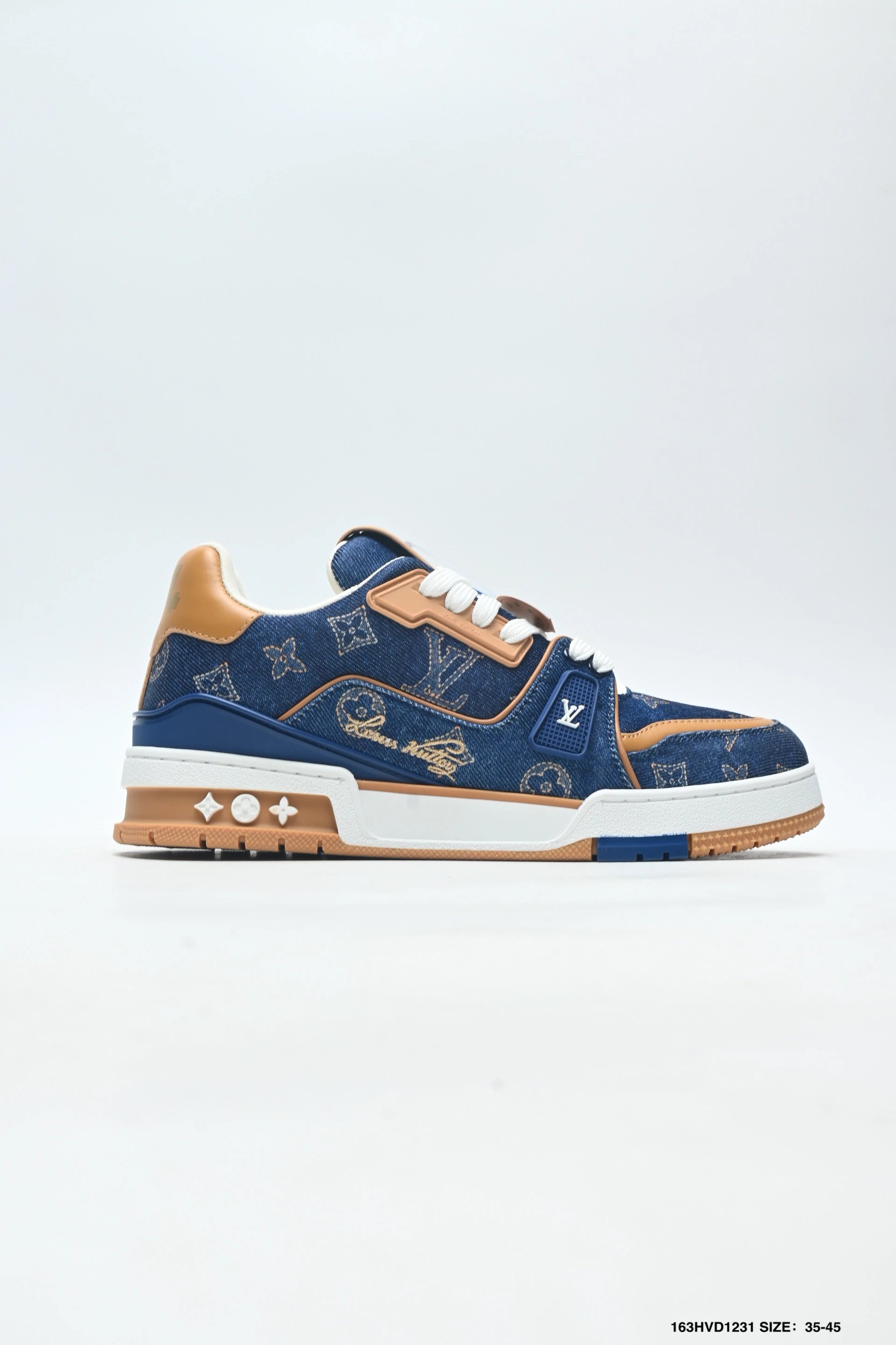 公司级 lv Trainer 钻鞋｜低帮奢华板鞋 lv Trainer 系列高阶版本，满钻设计吸睛度拉满 手工镶嵌水钻，排列紧密，光泽度通透不廉价 鞋面采用头层小牛皮＋钻面组合，质感高级 原楦型开-4