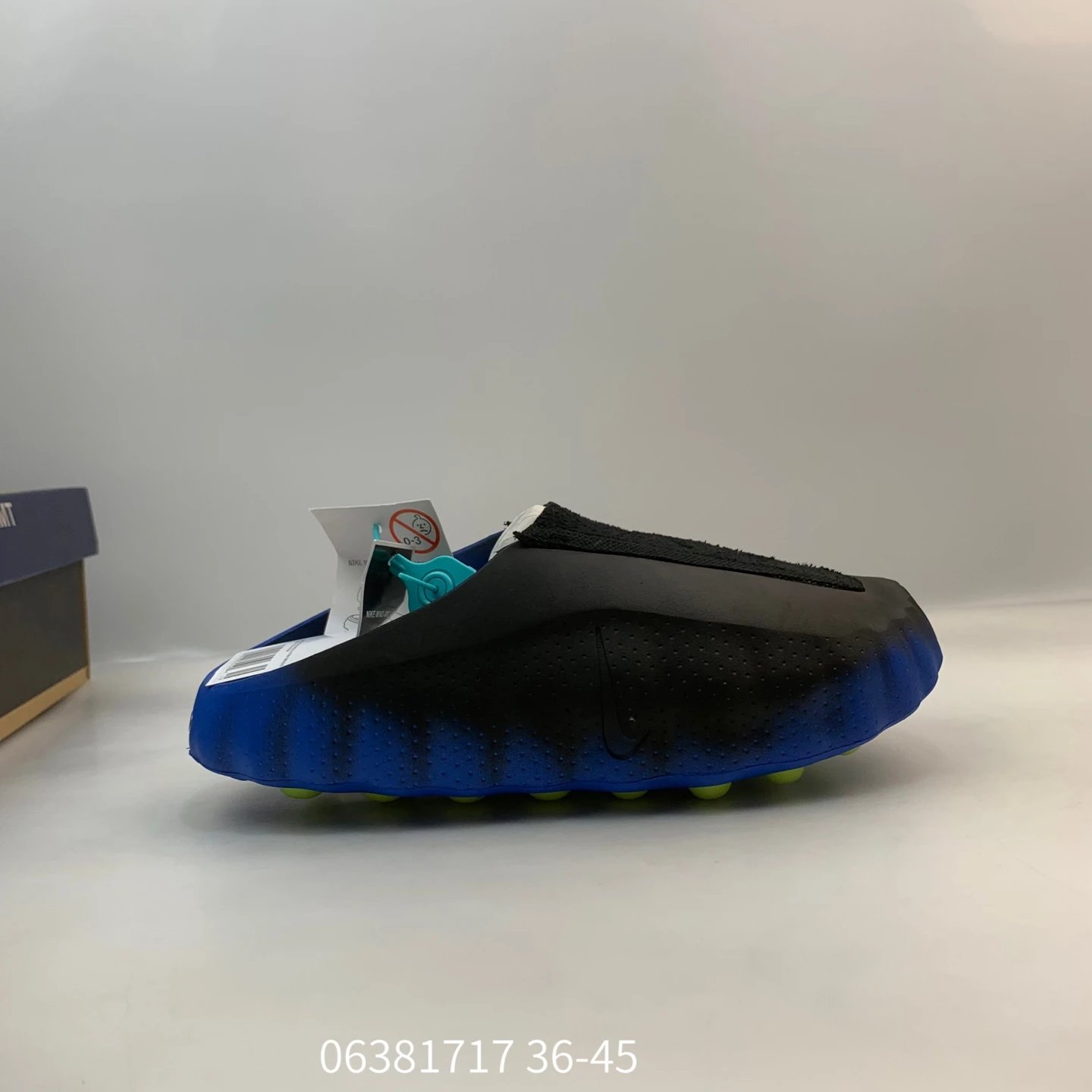 耐克 Nike Mind 001 足底按摩科技风包头拖鞋专为室内外综合训练打造 整体以红色为主，鞋面是穿孔的透气织物材质，侧面装饰着闪亮的金属铬迷你Swoosh Logo，简约中带着亮点；后跟做了分层