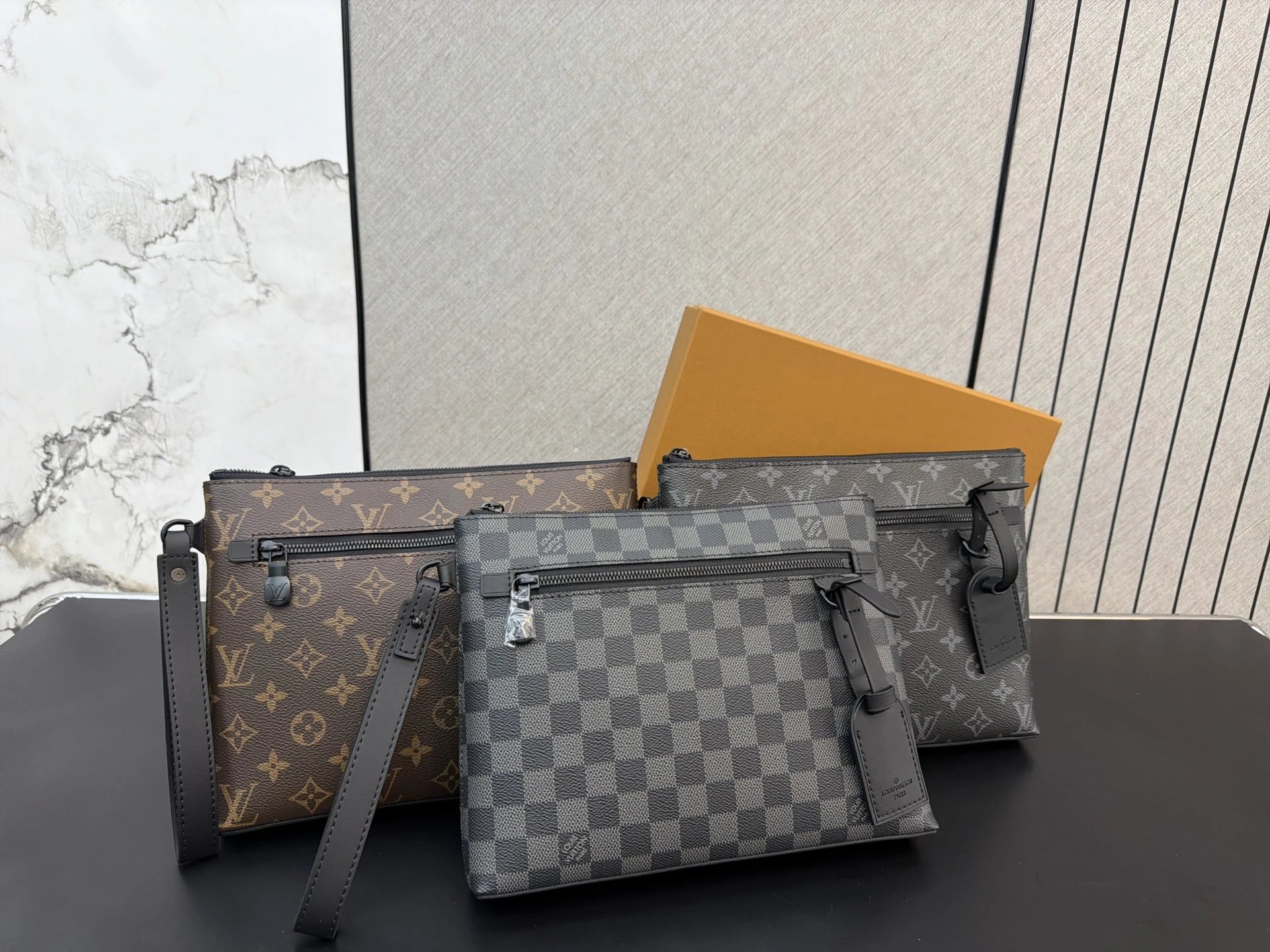 Louisvuitton lv Takeoff Pouch Aerogram 系列手袋 男士手拿包 信封包经典百搭 实物拍摄 原厂原版面料 配送防尘袋 礼盒 30 x 22 cm 
