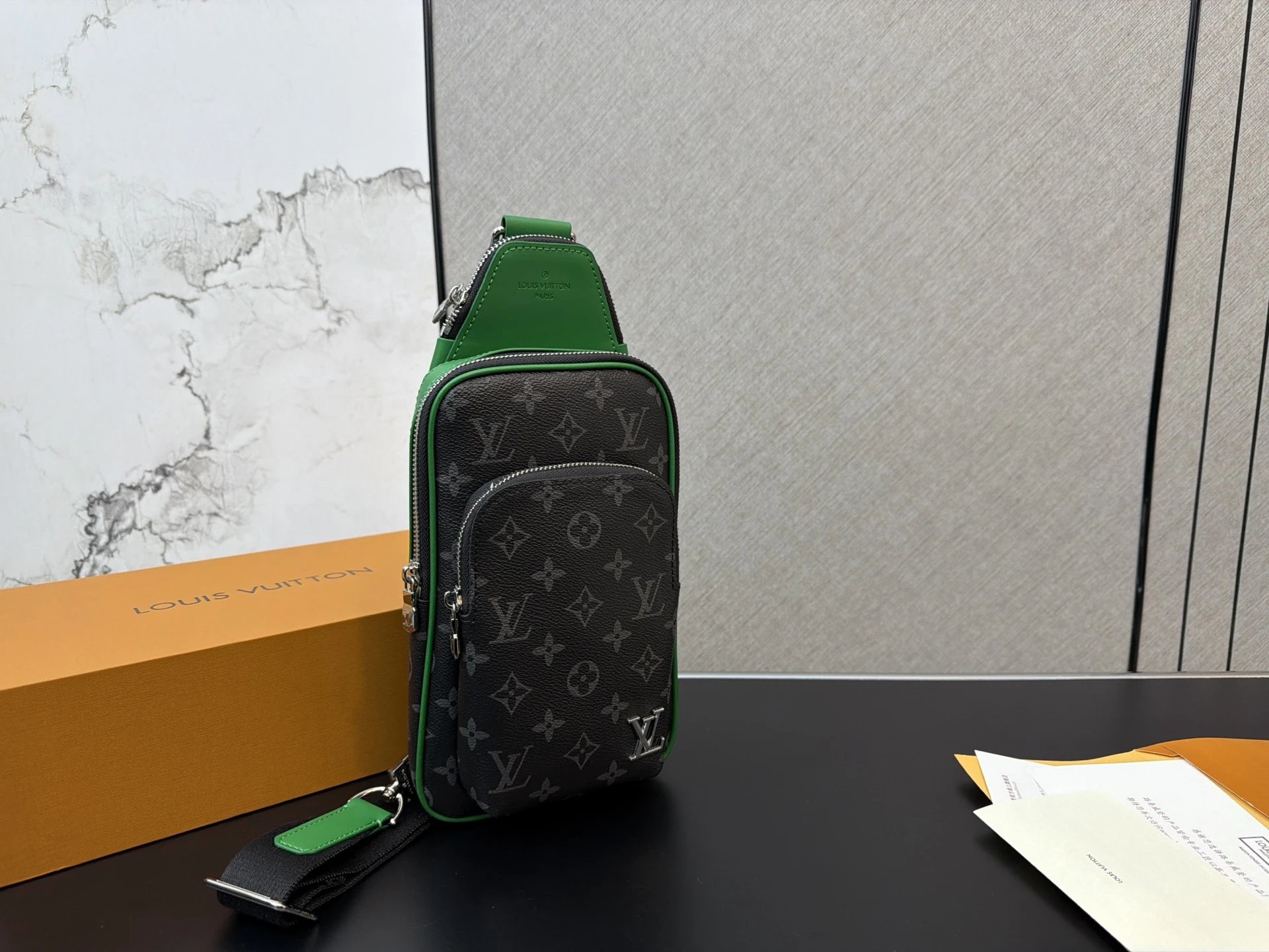 Louisvuitton lv AVENUE 牛皮系列胸包 斜挎包 男女通用单肩包 经典百搭 实物拍摄 原厂原版面料 配送礼盒 防尘袋 30 x 18cm 