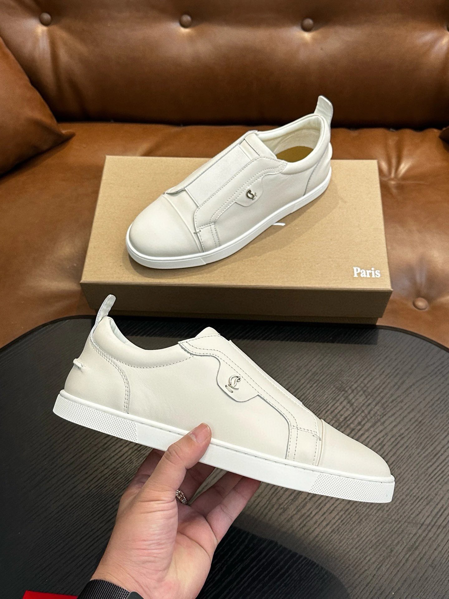 Cistian Louboutin（）意大利男士休闲板鞋出货这个意大利纯手工鞋履品牌的每一双鞋设计简洁经典，上脚非常舒适百搭 此款鞋面面料采用进囗牛皮，高档舒适