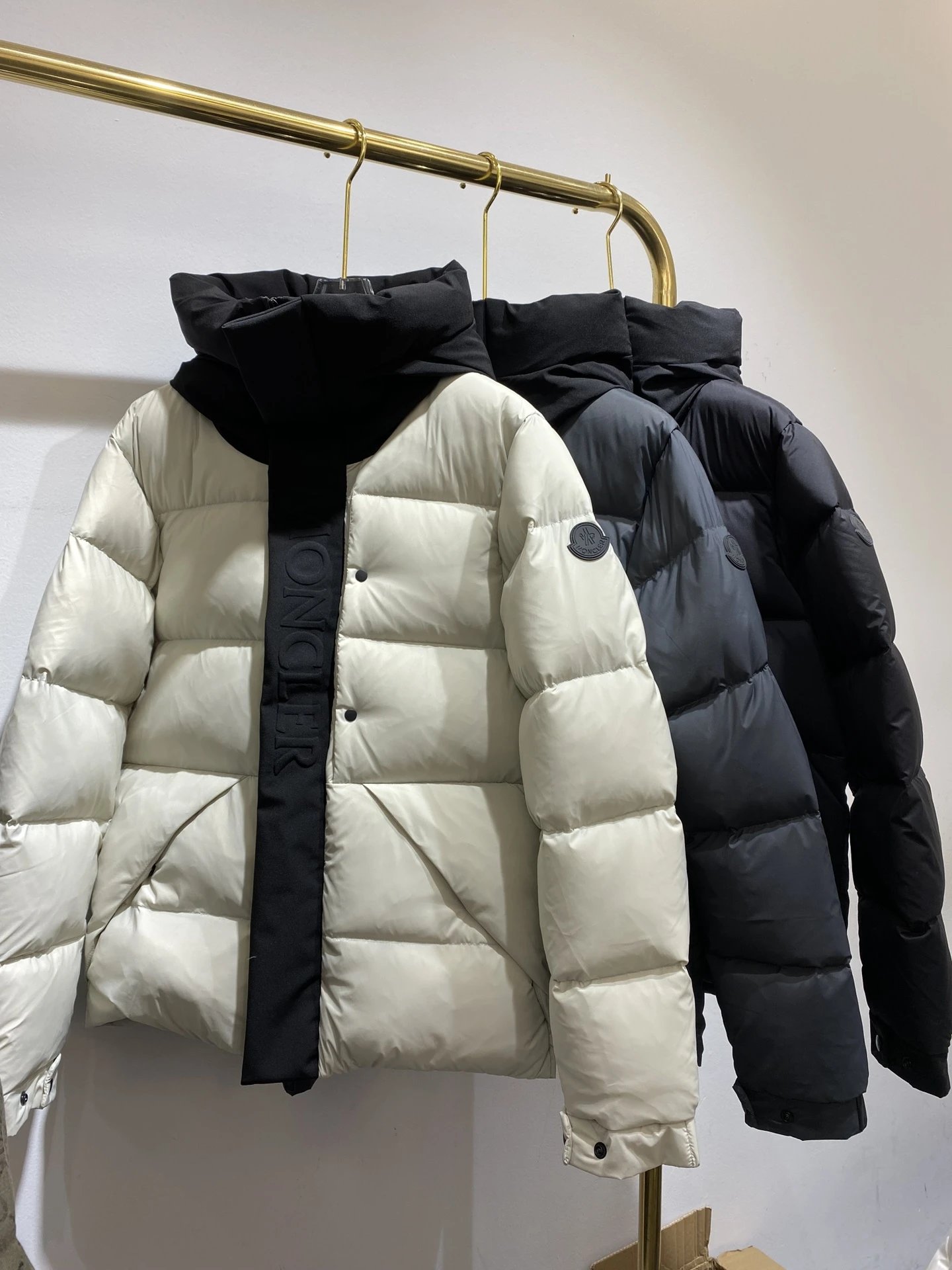 广州高版本Moncler盟可睐 Madeira短款羽绒服、胸前织带logo设计，显得整体衣服立体黑武士
