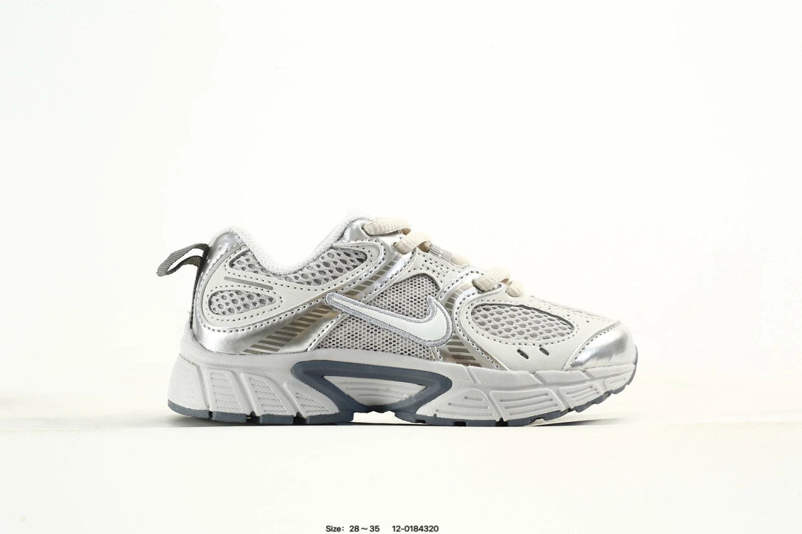 萌宝童鞋Nike V5 RNR 舒适百搭防滑耐磨 低帮跑步鞋 舒适有型适合日常穿着该鞋款延续千禧年经典设计搭载泡绵中底厚实而轻盈匠心细节巧搭立体耐克勾标志焕新演绎复古跑鞋