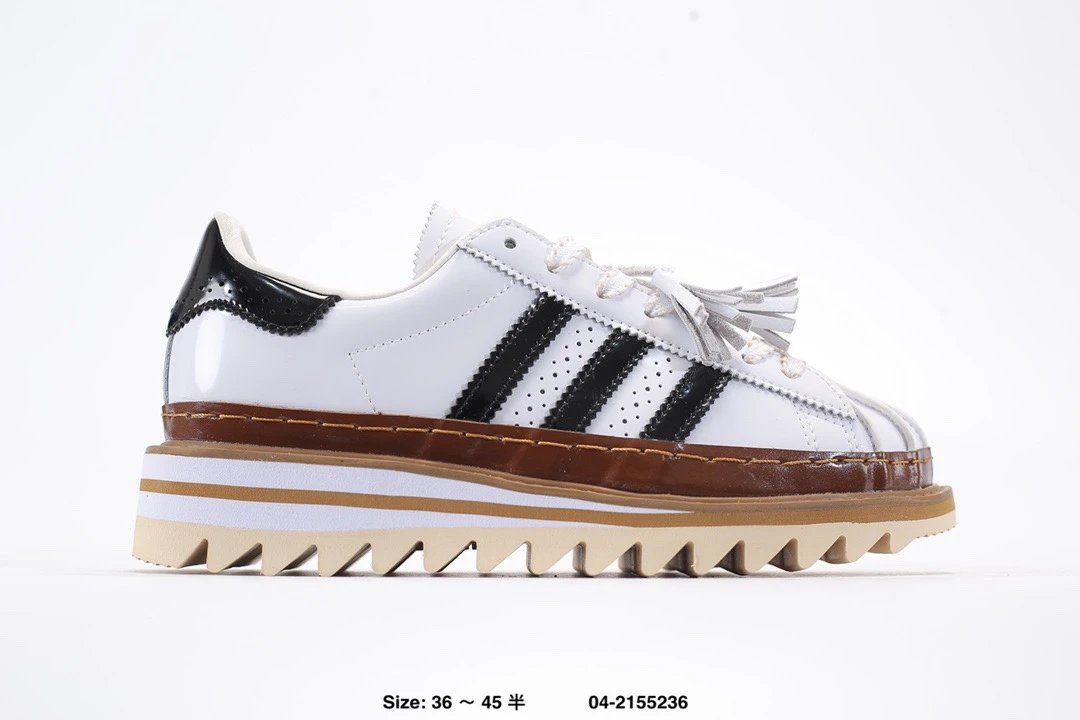 公司级CLOT x adidas originals Superstar 白色此款将贝壳头重新演绎，鞋身整体以Superstar为蓝本，搭配黑色三道杠Logo