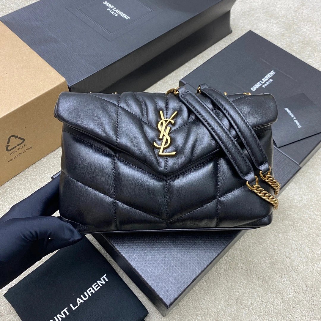 ～LOULOU PUFFER 新款迷你双链条绗缝小羊皮包，超火爆的款式最新mini尺寸！原厂ZP皮制作，手感柔软细腻，小小个带出门犹如棉花糖般可爱！包内设有一个拉链内袋可放置