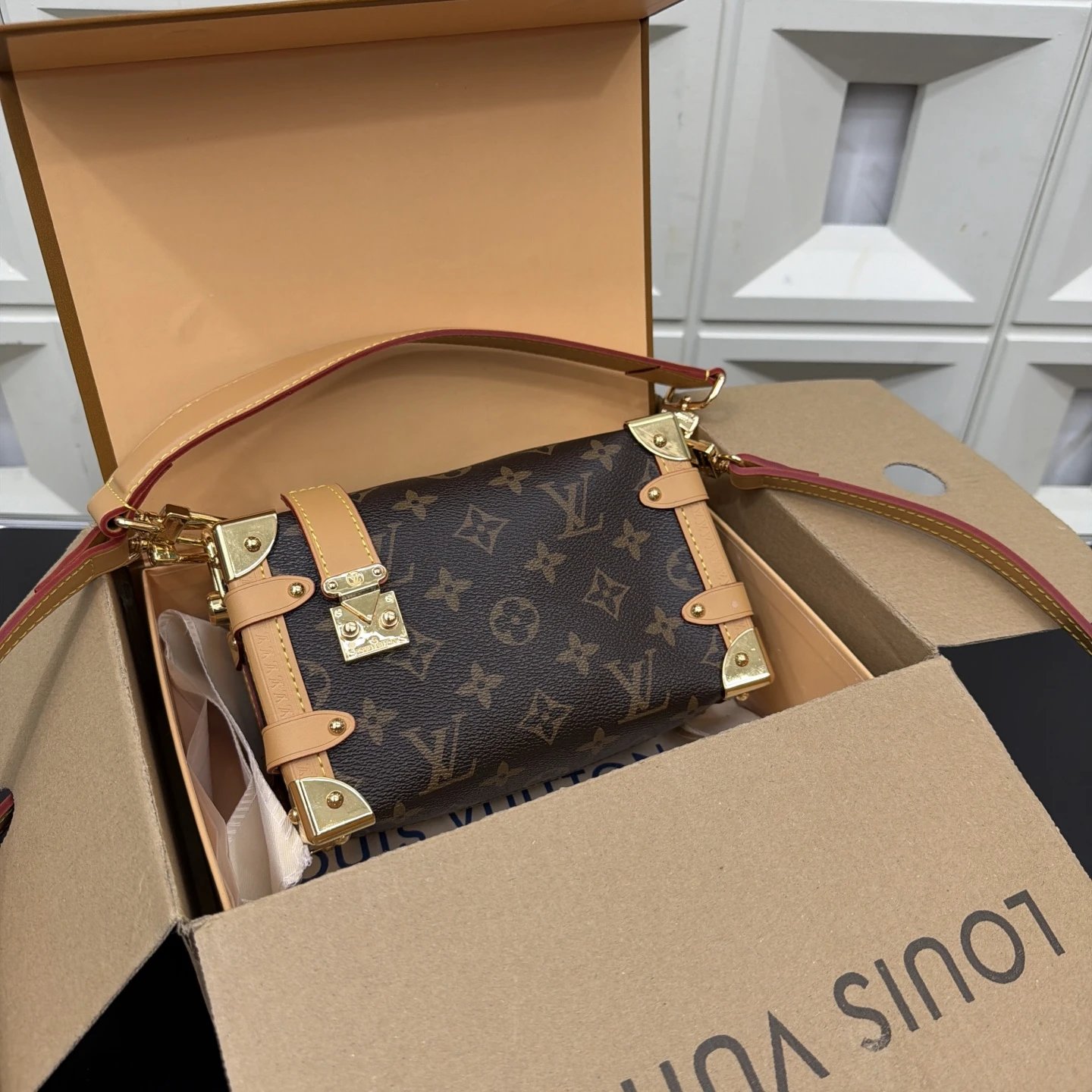 Louisvuitton lv Trunk 软盒子 男女通用手提单肩斜挎包 经典百搭 实物拍摄 配送防尘袋 礼盒 18 x 13 cm