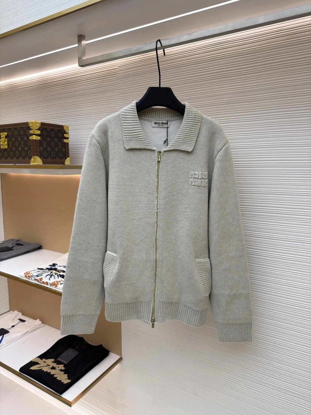 MIU MIU 羊毛拉链毛衣 原版：26900购入开发