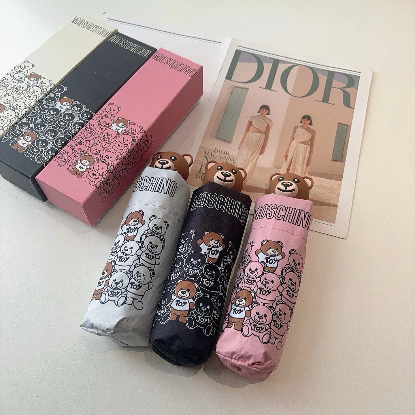 Moschino（莫斯奇诺）熊头柄 五折手开伞设计师Franco Moschino以自己的名字命名的一个意大利品牌，创立于1983年，风格高贵迷人、时尚 可爱又