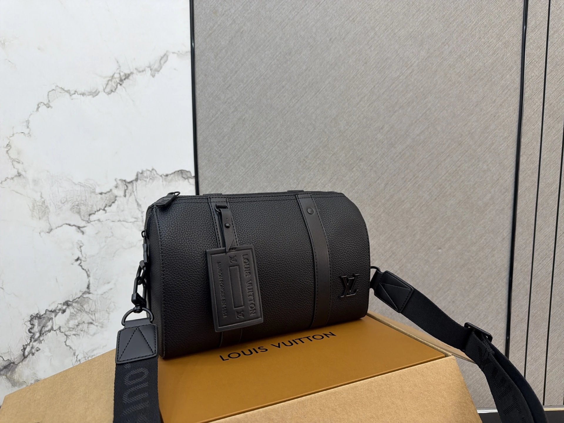 Louisvuitton lv CITY KEEPALL 圆筒包 单肩包手袋 情侣款斜挎包 经典百搭 实物拍摄 原厂原版面料 配送防尘袋 折叠礼盒 17 x 27 cm 