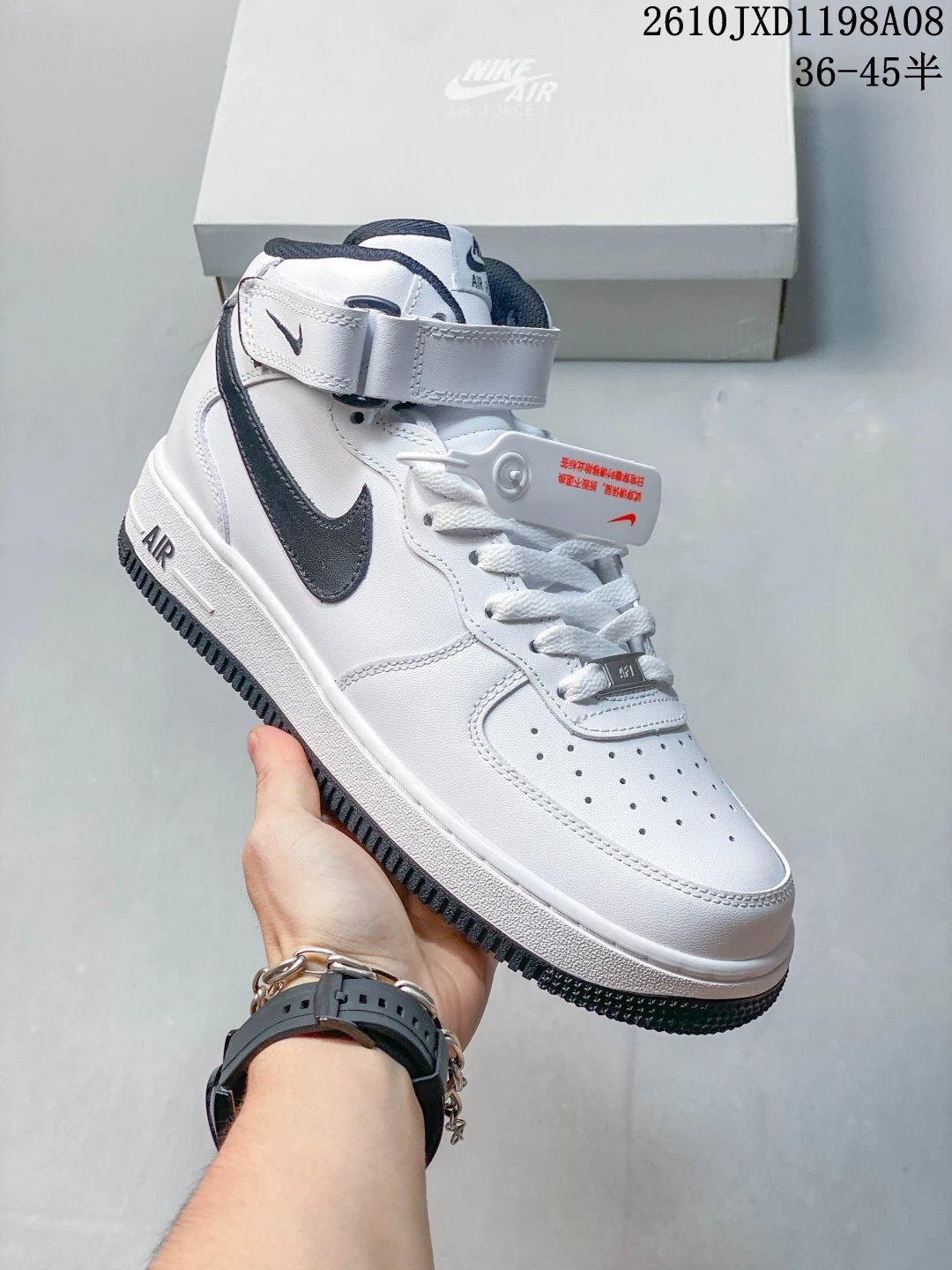 Nike Air Force 1 空军一号中帮板鞋，经典中帮版型搭配脚踝魔术贴，穿脱方便