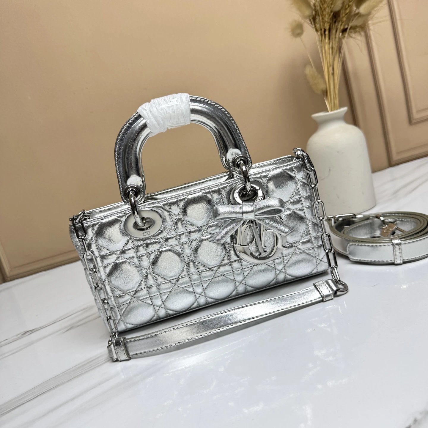 新款 批 DIOR -  大货实拍 多人最近都给狂种草la，喜爱系度瞬间拉祂～vintage玩家肯定不陌生系列.回归中古戴妃. 一长一短两根肩带，可斜挎可腋下，短链条可以当腋下包来背.