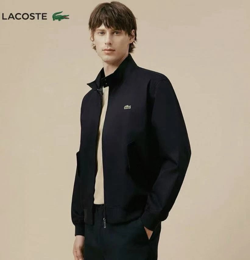 模特图 LACOSTE法国鳄鱼男装老钱风立领防泼水拉链哈灵顿夹克外套 BH1172 线上1000+ 老钱风当道，两粒扣立领设计商务休闲夹克！英伦哈灵顿风格翻盖口袋，内里格纹内衬！ 轻防水梭织面料，挺阔