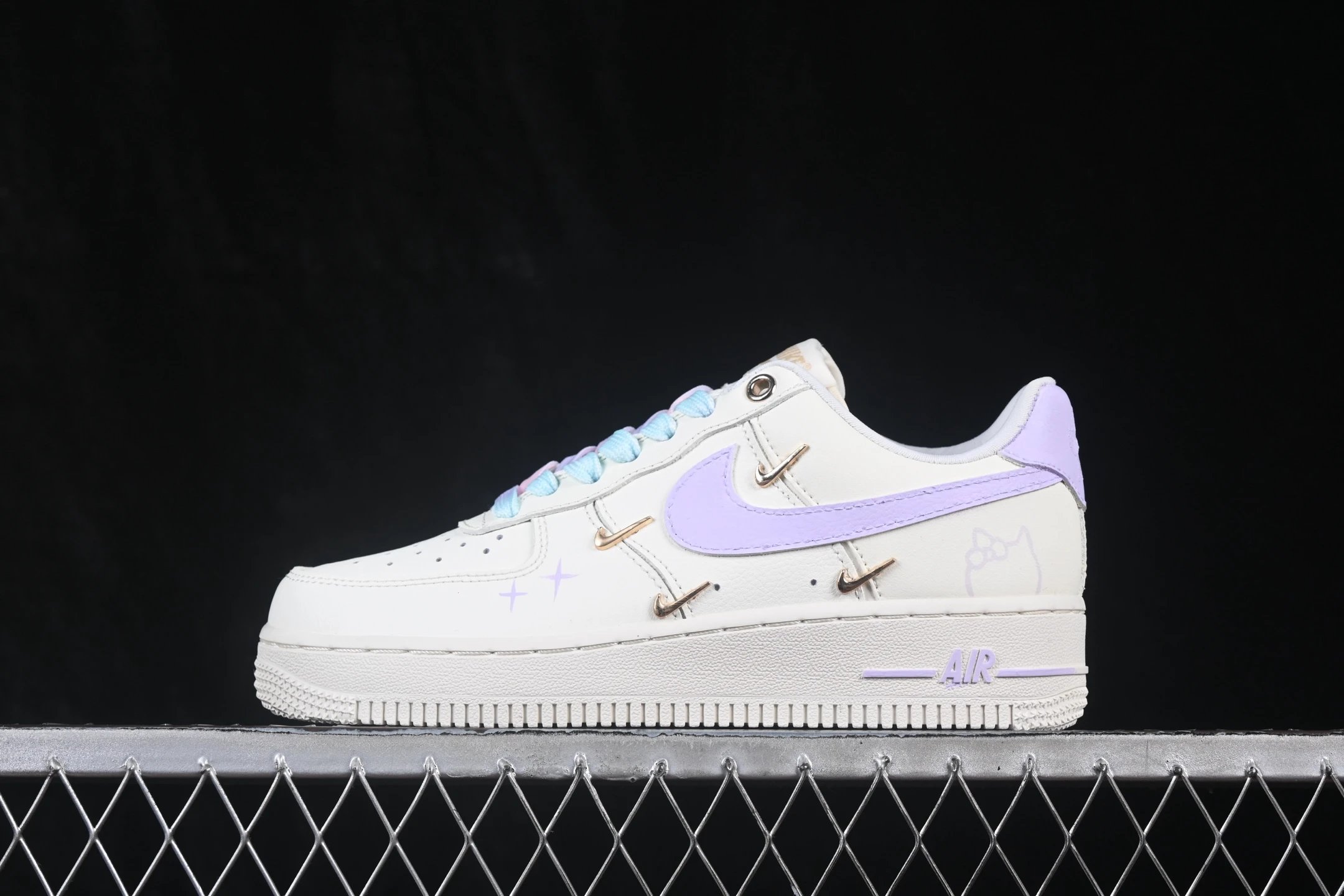 Nike Air Force 1'07 Low 手绘涂鸦 紫色星空 空军一号低帮休闲板鞋 FV3654-511 将浪漫玫瑰与闪耀碎钻两大元素注入鞋身