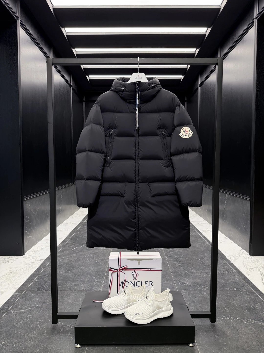 特级王炸Moncler Bosona中长款大号毛毡徽章羽绒外套.王炸爆款.男女上身都好看.135W+一吨的特级鹅颈绒填充.850+的10级蓬松度.别问填充多少克,我只能回答你在填充多一点衣服就炸了 出