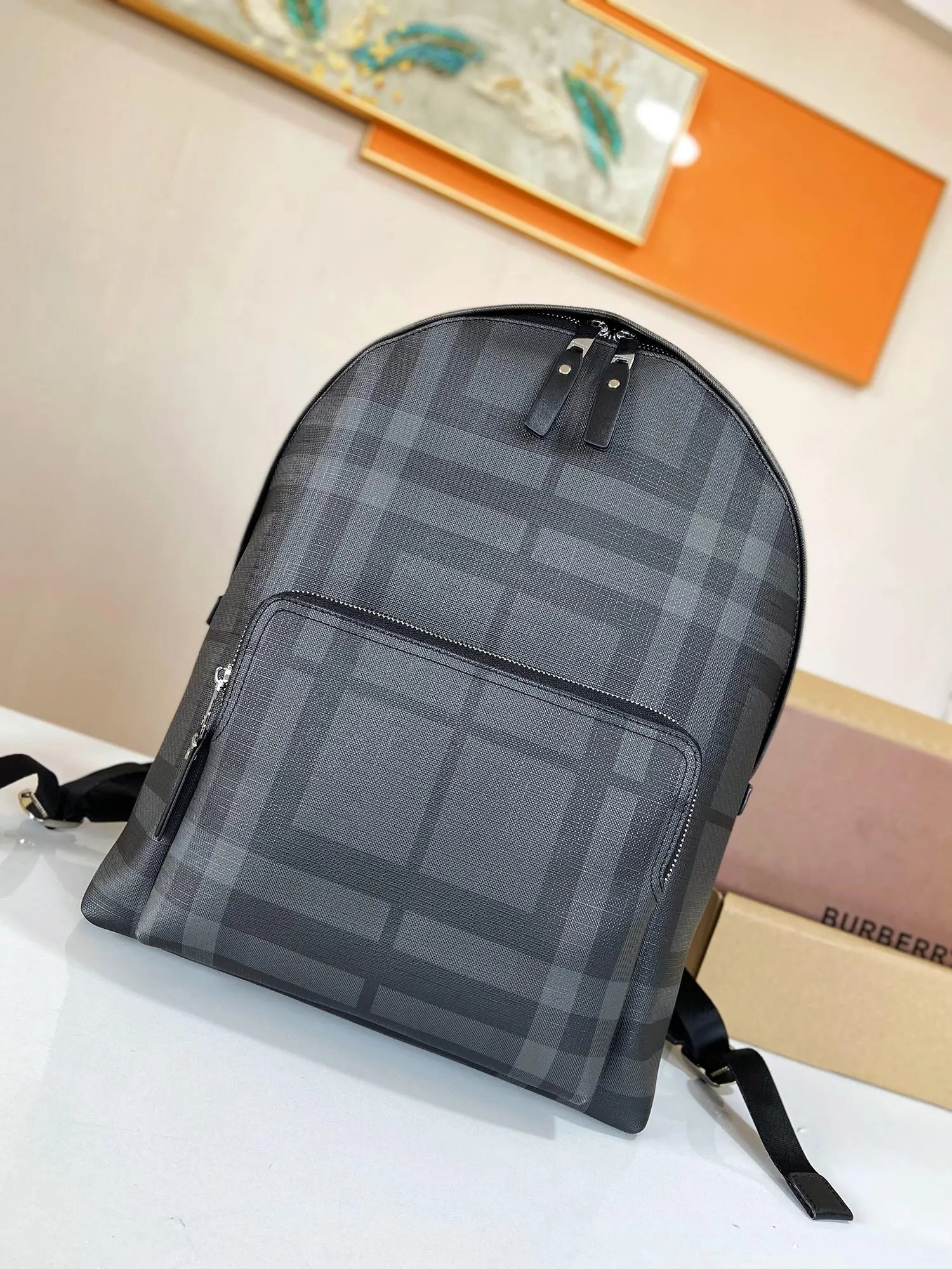Burberry 巴宝莉 40568911 印花双肩包 男女通用背包 书包 经典Logo搭配原厂工艺材质 休闲百搭 采用精湛镶嵌细工，实物拍摄 原厂原版面料 配送小票 防尘袋 30 x 43 cm