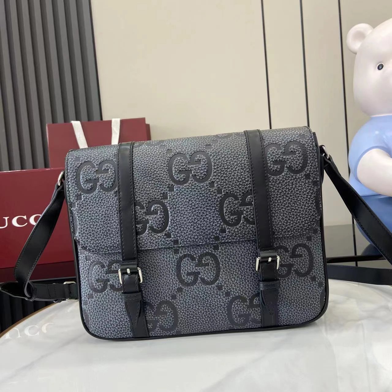 配全套原厂包装超级双G中号邮差包Gucci经典设计以多种自然原色焕新演绎，季复一季持续呈献新颖佳作2025早春系列以中性灰黑色调倾心演绎全新皮具系列，与各类色彩