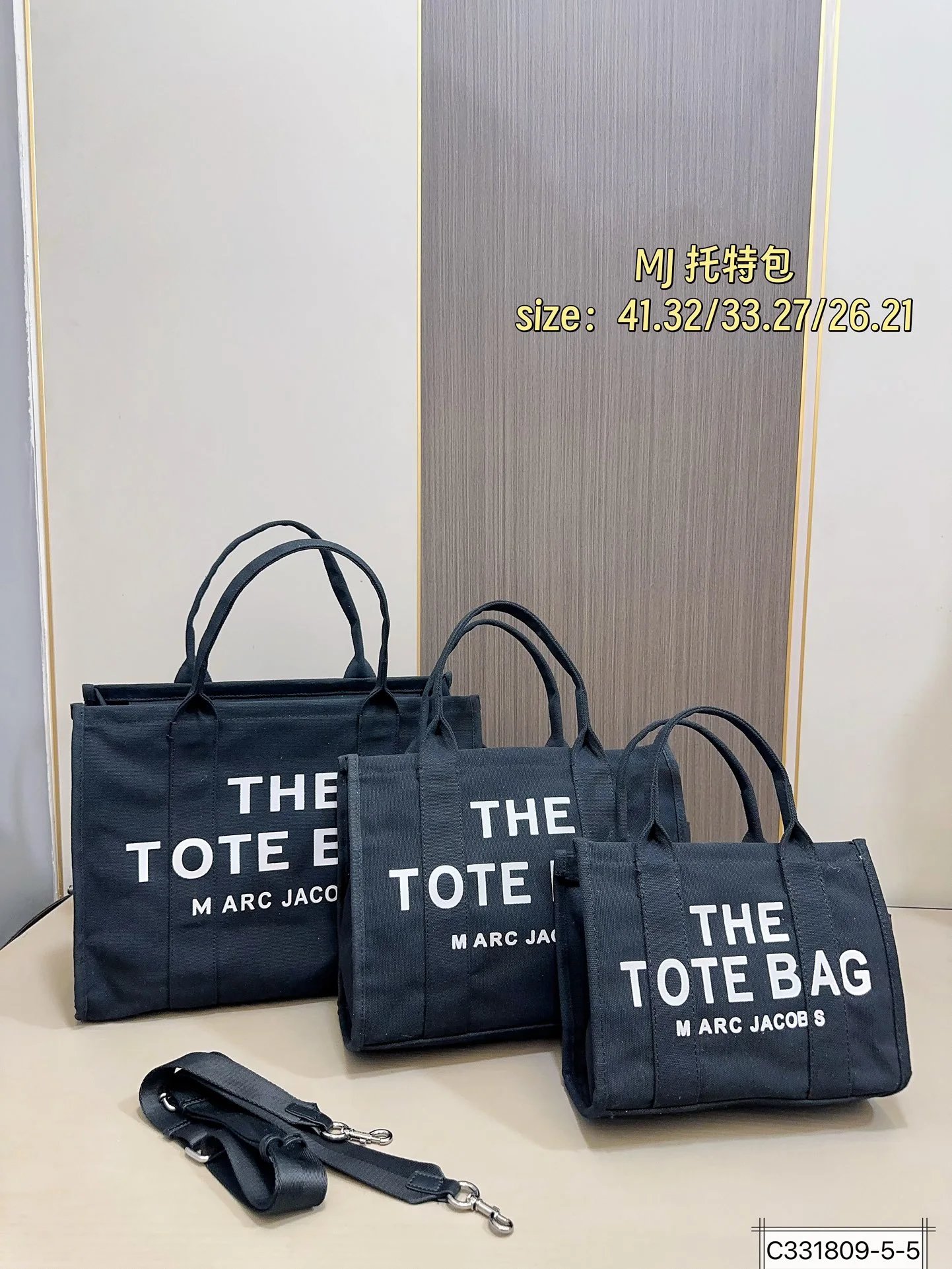 MJ托特包-MARC JACOBS- the traveler tote bag托特包 开口处配有拉链开合 更安全市面大多tote都是敞口 舒适轻巧 配有可拆卸肩带可任意更换 MJ家经典的趣味儿肩带用