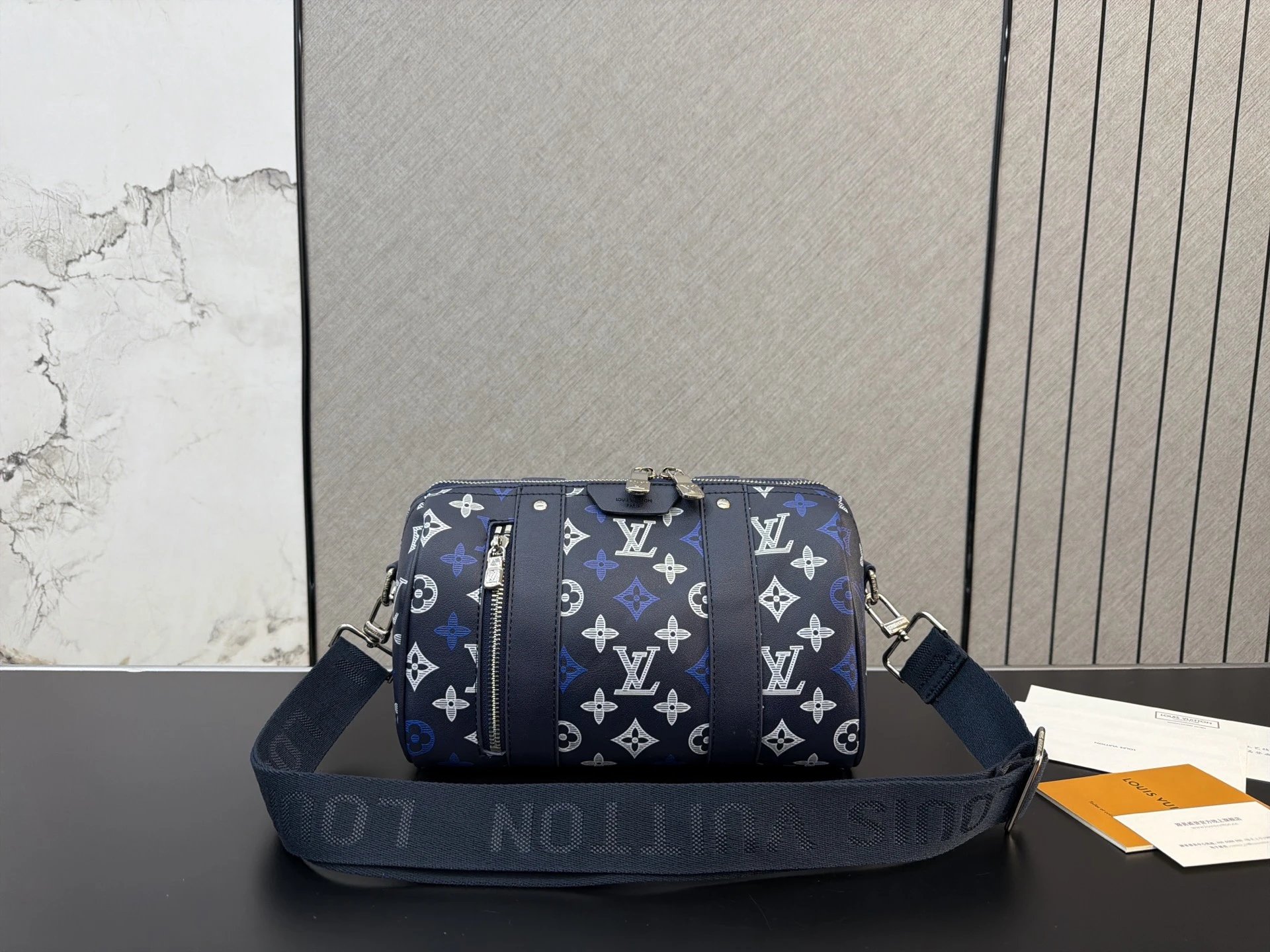 Louisvuitton lv CITY KEEPALL 圆筒包 单肩包手袋 情侣款斜挎包 经典百搭 实物拍摄 配送防尘袋 礼盒 17 x 27 cm 