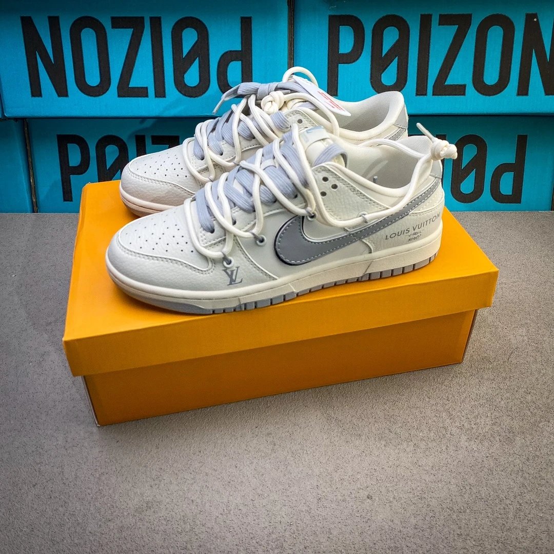 支持放店 Supreme x Nike Dunk Low 绑带 此款主张打破传统的工业化流水线设计限制，以Made by ideas的超级创意为理念，集结众多潮流设计师，结合时下最ing潮流风尚，为潮