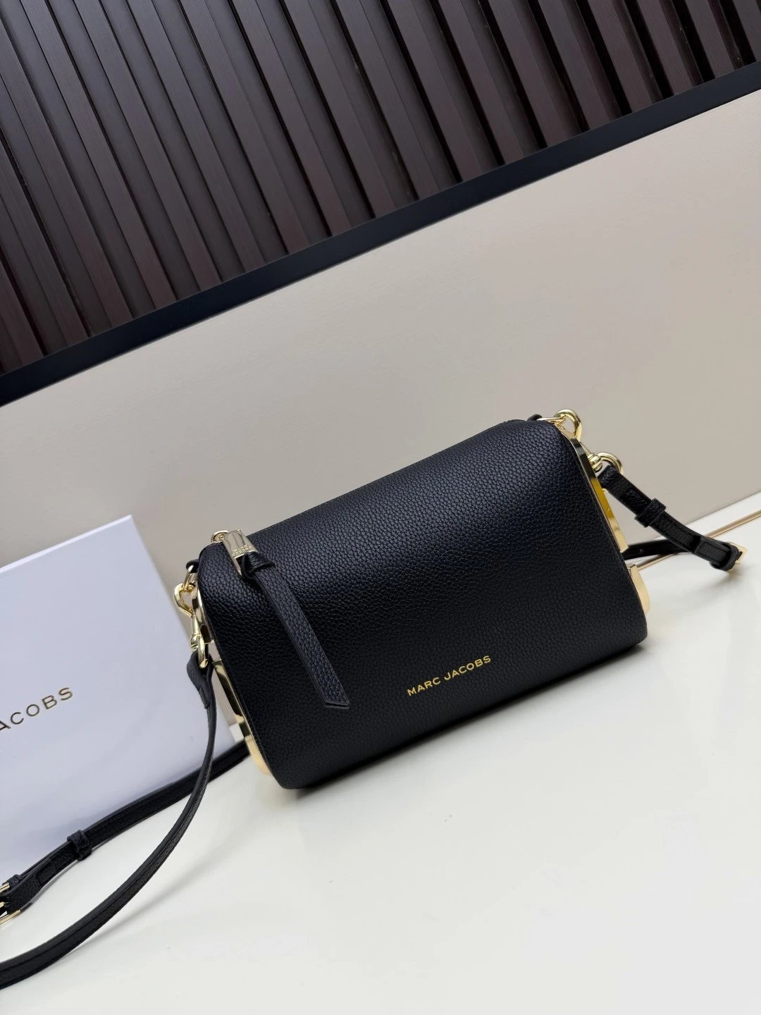 批 新款腋下包MARC JACOBS-配礼盒、荔枝纹牛皮，可以斜跨和单肩，容量大 型号：1H8963 尺寸：长22宽8.5高15cm