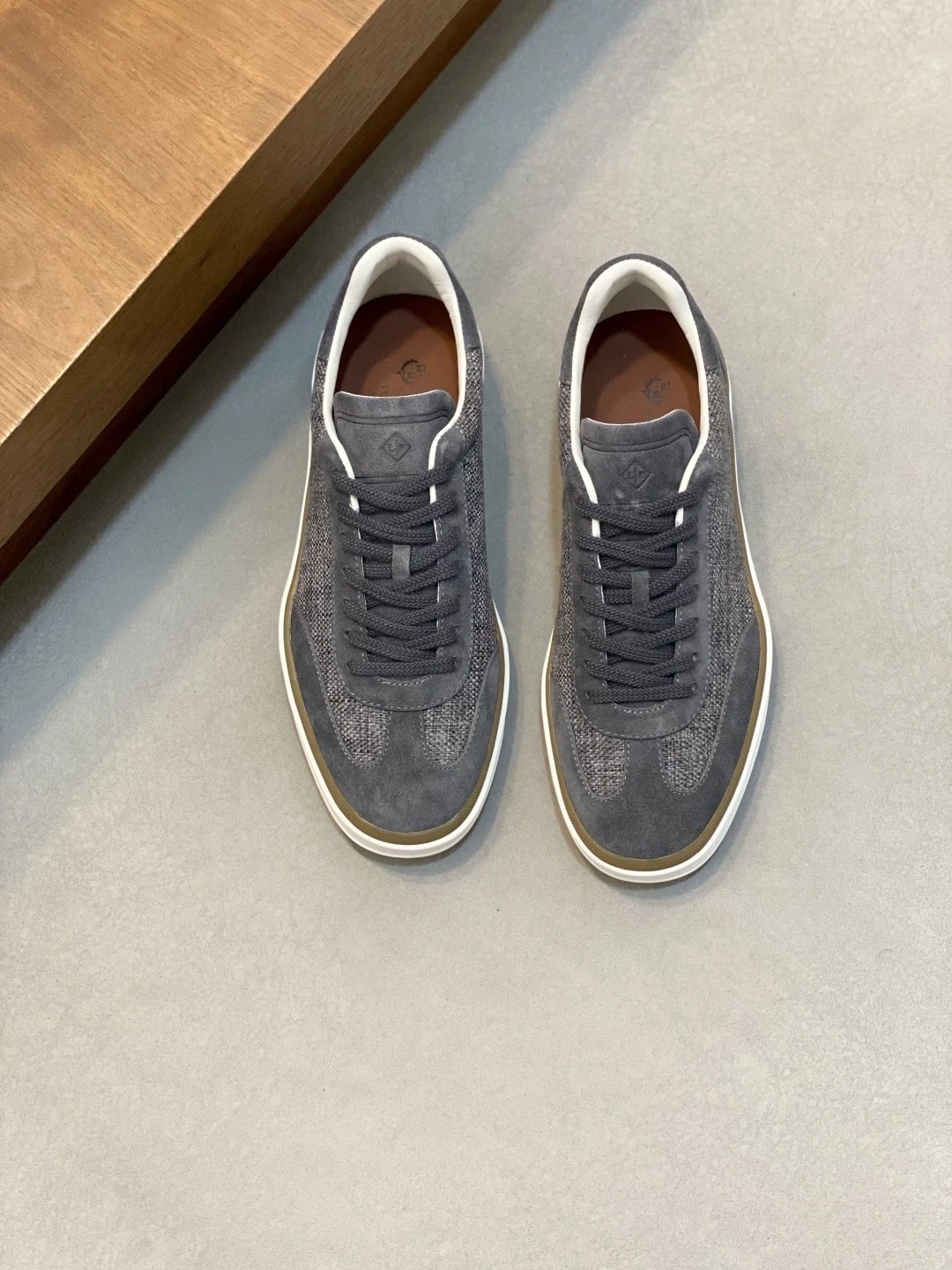 Loro Piana 男士鞋履！这款运动鞋以现代视角重新定义标志性360LP，采用全新外形和更宽大的廓形设计，营造超凡！这款Week End Walk运动鞋汲取原始款式的设计精髓，焕新演绎为一款注重性