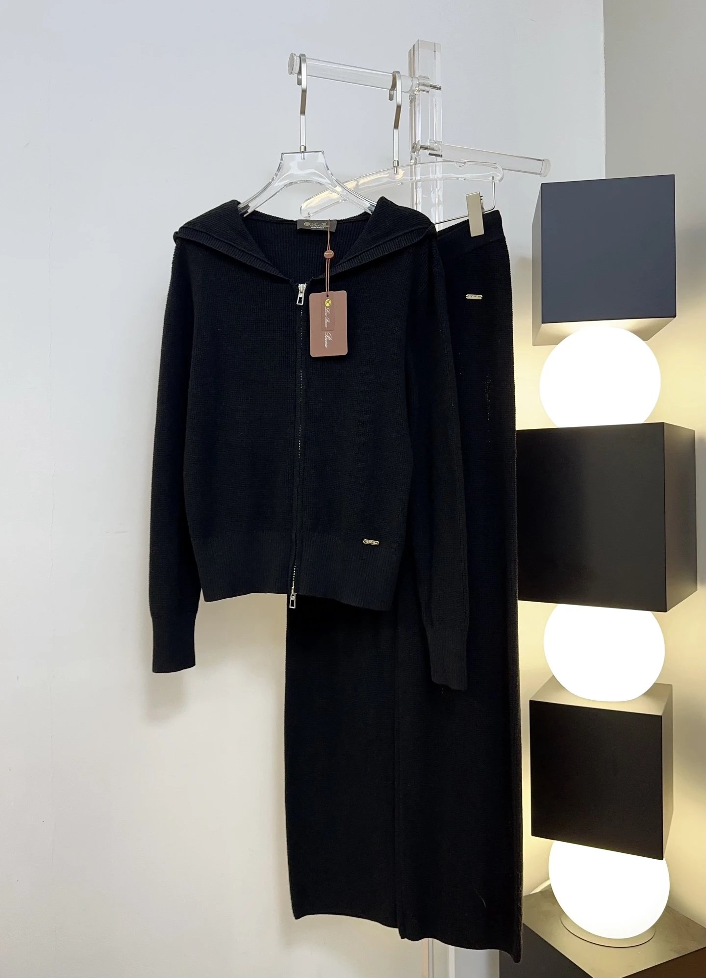 Loro piana 一套 ss秋冬新款 金属徽标logo羊毛拉链套装 羊毛面料 质感好 垂坠舒适 亲肤 金属徽标logo点缀 版型超级显瘦 精致减龄 女生必备套装 卡其 姜黄色 黑色 smL