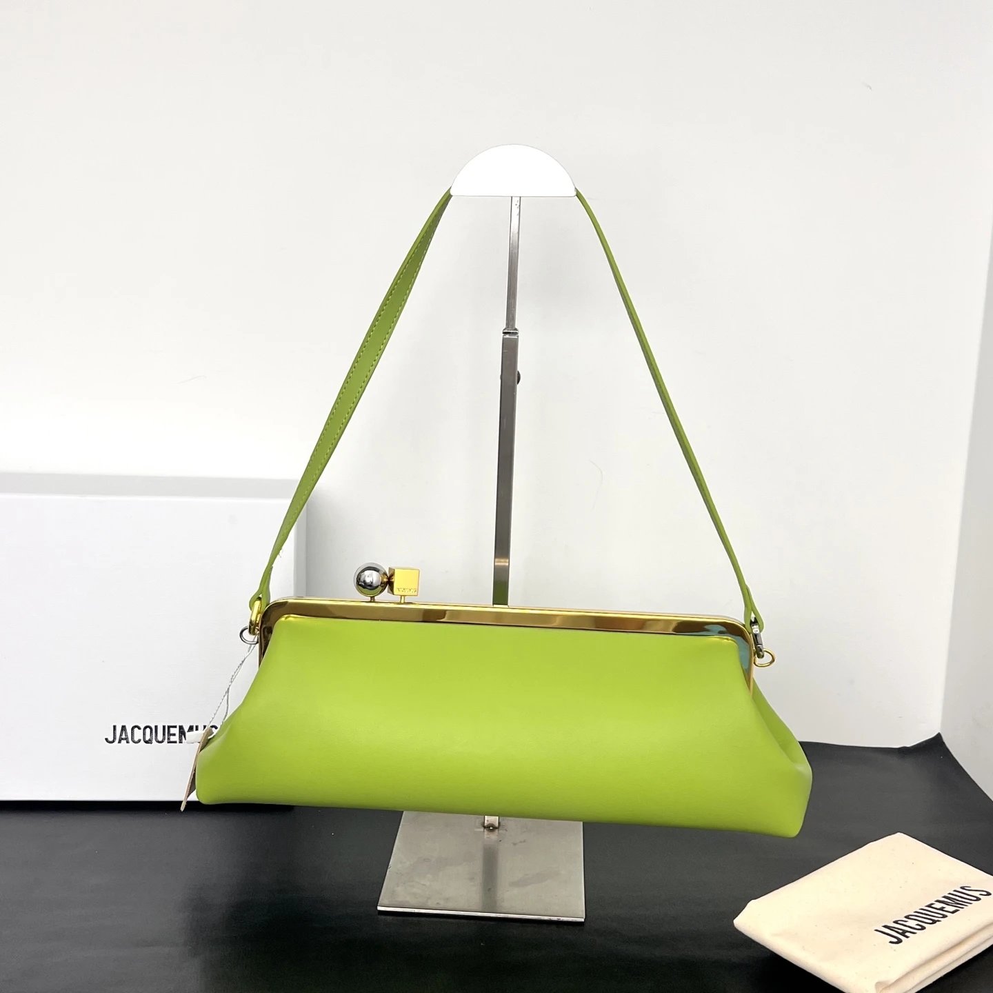 配盒子 jacquemus LA CROISIÈRE 新款夹子包 The Salon clutch 这款独特的优雅法棍小牛皮材质 手柄金属块与金属球的搭配相呼应，肩带可拆卸 当手包也方便携带，独特双色